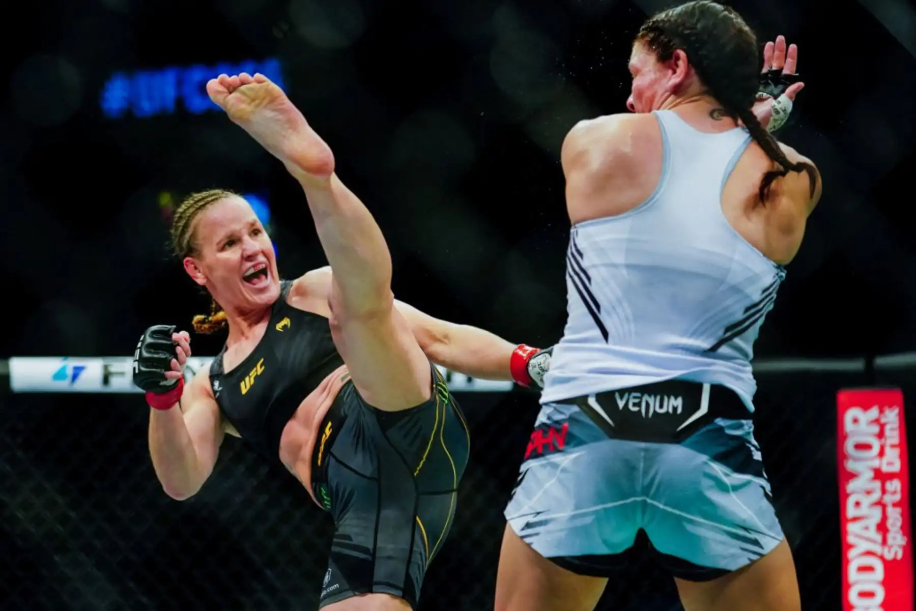 Valentina Shevchenko patea a Lauren Murphy durante su pelea por el título de peso mosca durante UFC 266 en T-Mobile Arena en Las Vegas. Foto: AFP