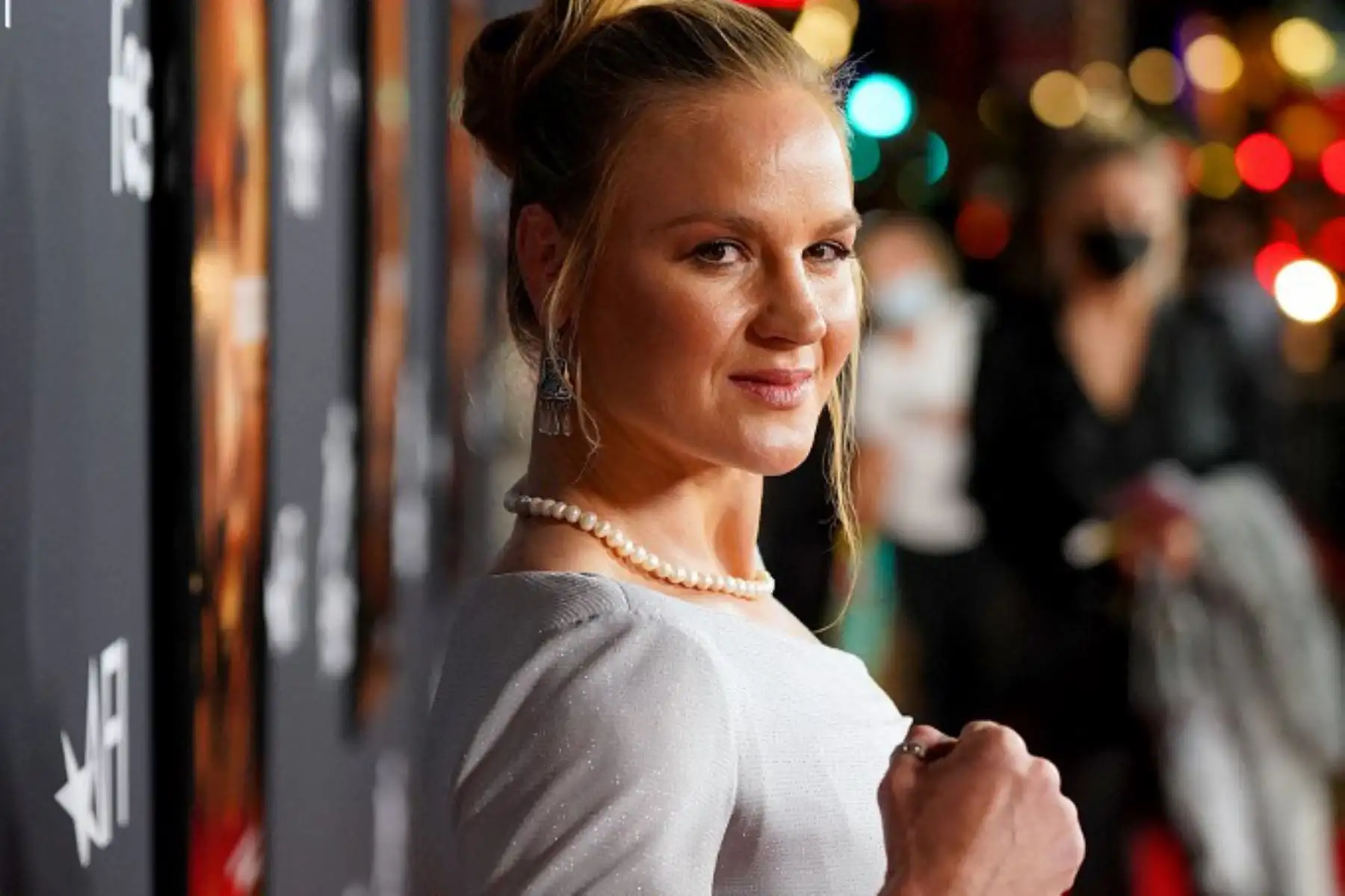 Valentina Shevchenko llega a la proyección del AFI Fest de "Bruised" de Netflix en el Teatro Chino TCL en Hollywood, California. Foto: AFP