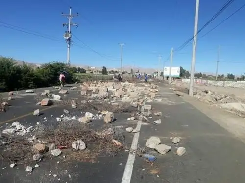 Pobladores del lugar ocuparon la vía y colocaron piedras en diversos tramos de la carretera, luego procedieron a quemar llantas.