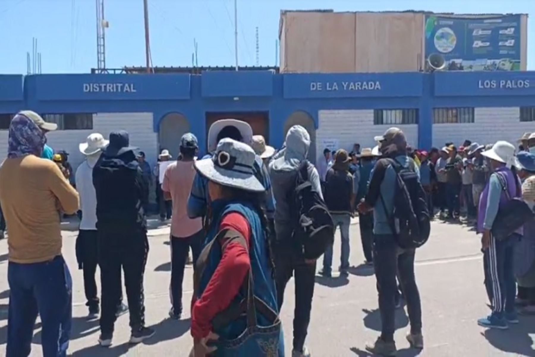 Manifestantes se trasladaron al frontis de la Municipalidad Distrital la Yarada - Los Palos para coordinar las protestas que continuarán esta semana.