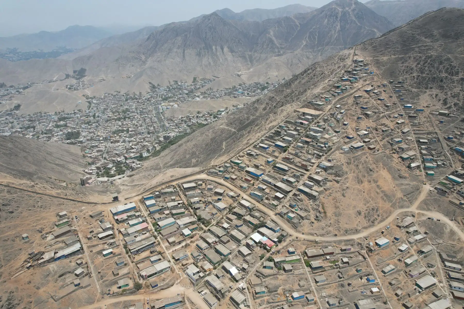 El muro de 4.5 kilómetros de extensión que separa a los distritos de La Molina y Villa María del Triunfo, en Lima, deberá ser derribado en un plazo de 180 días, en cumplimiento a una sentencia emitida por el Tribunal Constitucional (TC).Foto: ANDINA/Ricardo Cuba