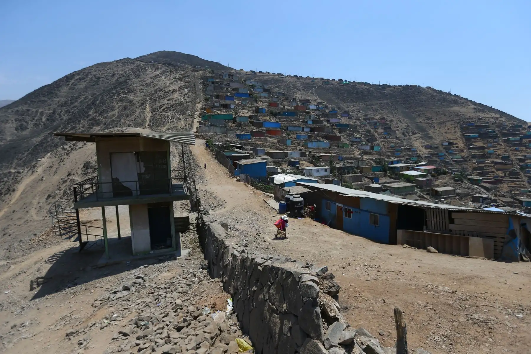 Tiene tres metros de alto y separa dos distritos con evidentes diferencias sociales y económicas. Una parte del cerco tiene además alambres y púas para evitar que alguien pueda traspasarlo. Foto: ANDINA/Ricardo Cuba