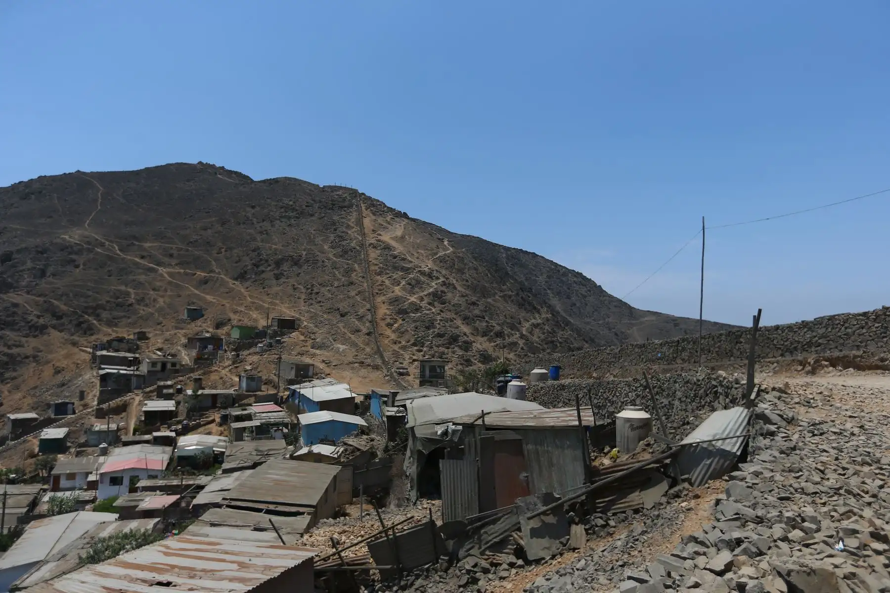 El muro de 4.5 kilómetros de extensión que separa a los distritos de La Molina y Villa María del Triunfo, en Lima, deberá ser derribado en un plazo de 180 días, en cumplimiento a una sentencia emitida por el Tribunal Constitucional (TC).Foto: ANDINA/Ricardo Cuba