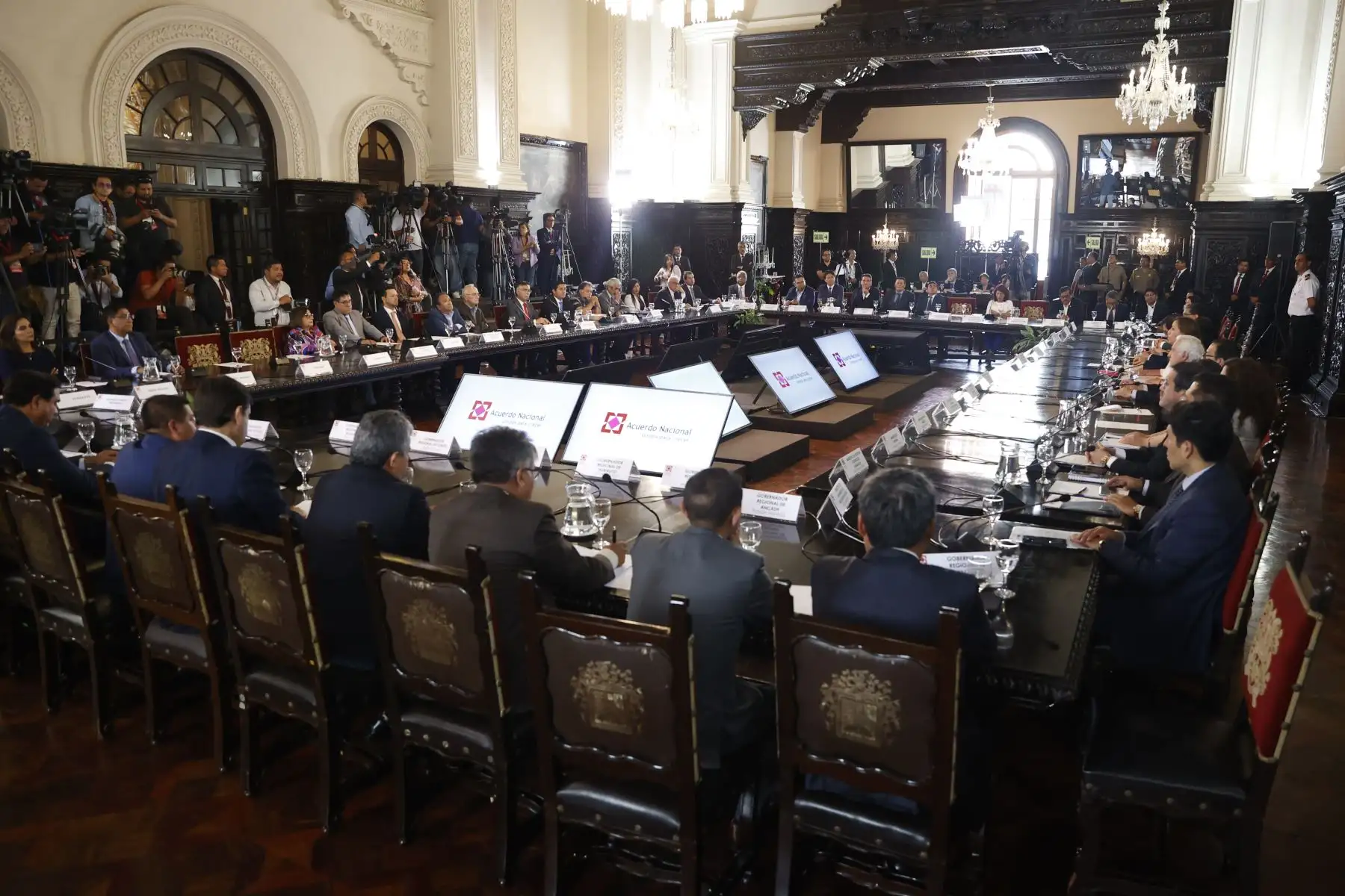 La Jefa de Estado, Dina Boluarte Zegarra, presidió esta tarde una sesión del Acuerdo Nacional en Palacio de Gobierno.
Foto: ANDINA/Presidencia Perú