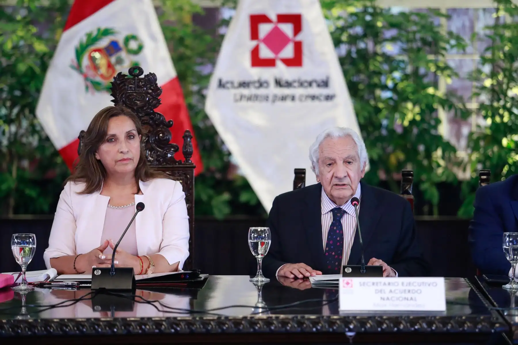 La Jefa de Estado, Dina Boluarte Zegarra, presidió esta tarde una sesión del Acuerdo Nacional en Palacio de Gobierno.
Foto: ANDINA/Presidencia Perú