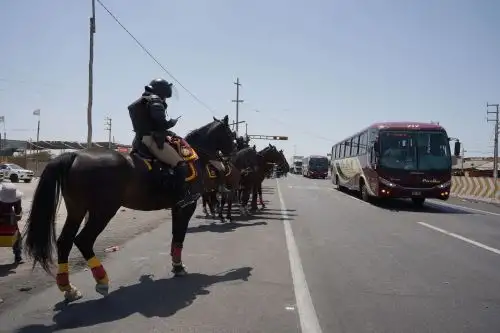 El tránsito en la carretera Panamericana Sur en la región Ica se desarrolla de forma normal esta mañana, con presencia de la Policía Nacional. Foto: Genry Bautista