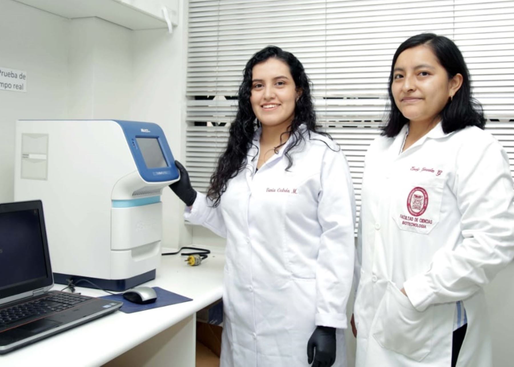 Egresadas de la Escuela de Biotecnología de la Universidad Nacional del Santa estudian técnica para la detección temprana del cáncer gástrico.