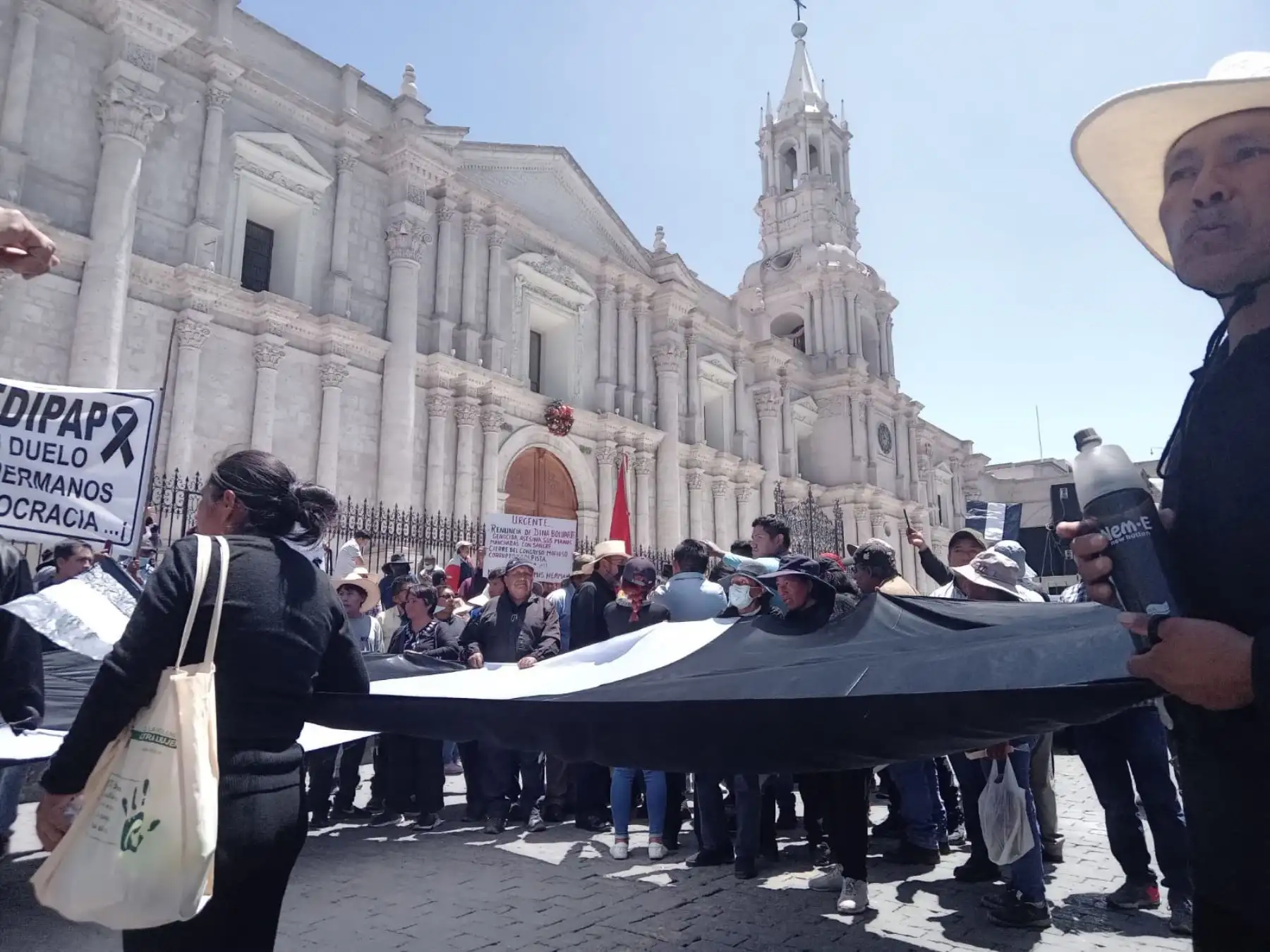 Manifestantes marchan por calles de Arequipa portando banderas negras con blanco en señal de luto por los fallecidos en Juliaca. Foto: ANDINA/difusión.
