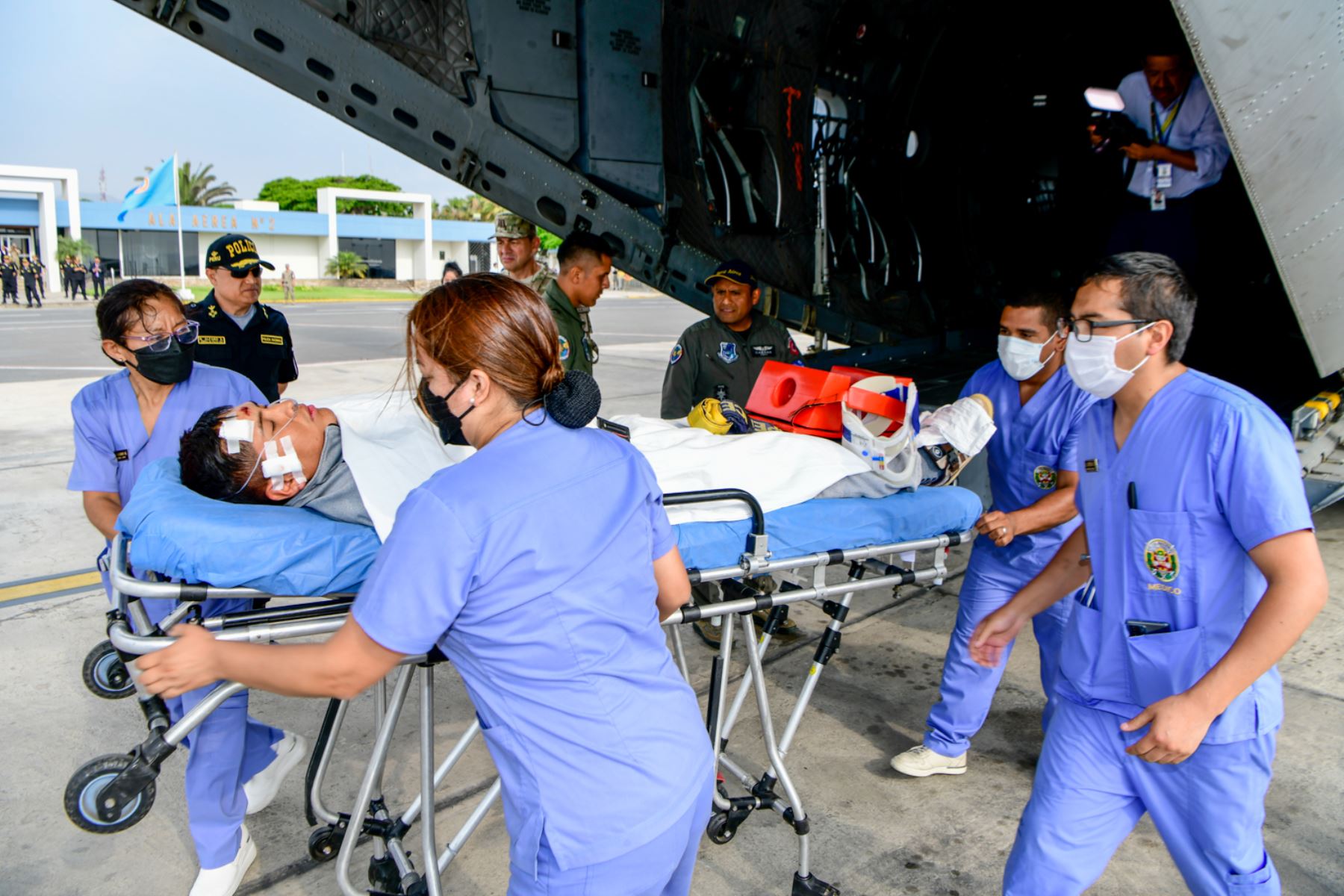 El suboficial SO3 PNP Ronald Villasante fue trasladado en un avión de la FAP de Juliaca a Lima, y luego al hospital de la policía en un helicoptero PNP. Foto: ANDINA/Difusión