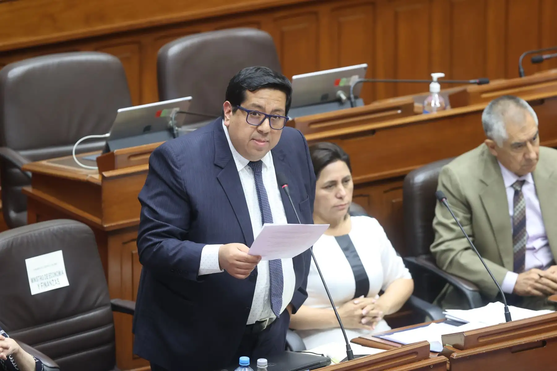 Ministro de economía Alex Contreras Miranda interviene en el congreso en la solicitud de la Cuestión de confianza del gabinete Otárola . Foto: ANDINA/Andrés Valle