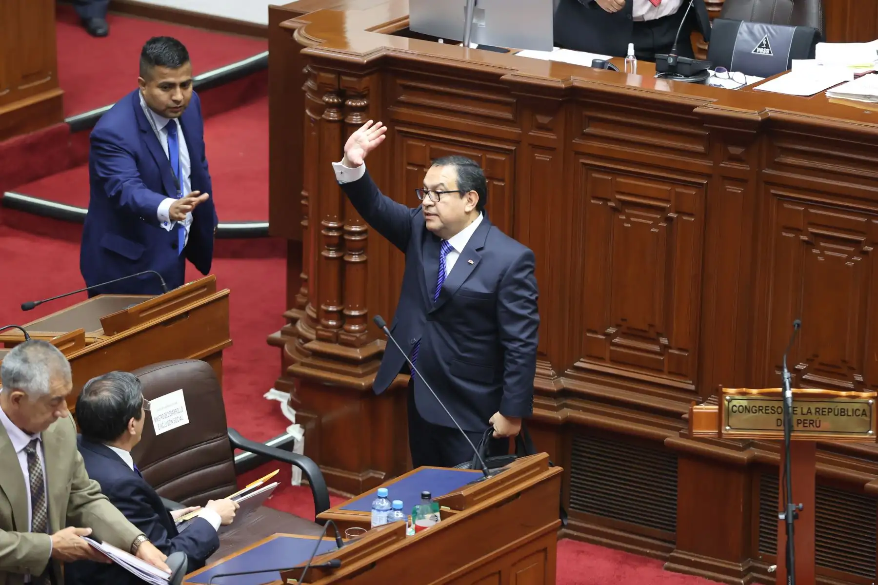 El presidente del Consejo de Ministros, Alberto Otárola acompañado por su gabinete ministerial se presentó el día de hoy ante el pleno del Congreso para solicitar el voto de confianza.

 Foto: ANDINA/Andrés Valle