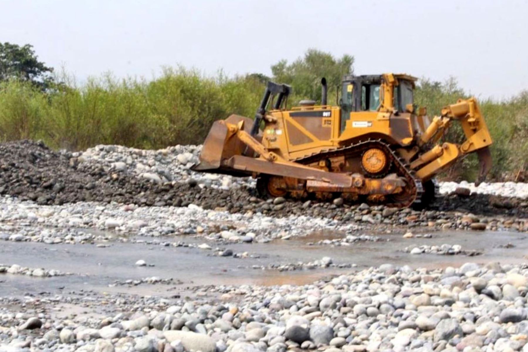 Región Lima: movilizan maquinaria pesada para limpieza de cuencas de los ríos.