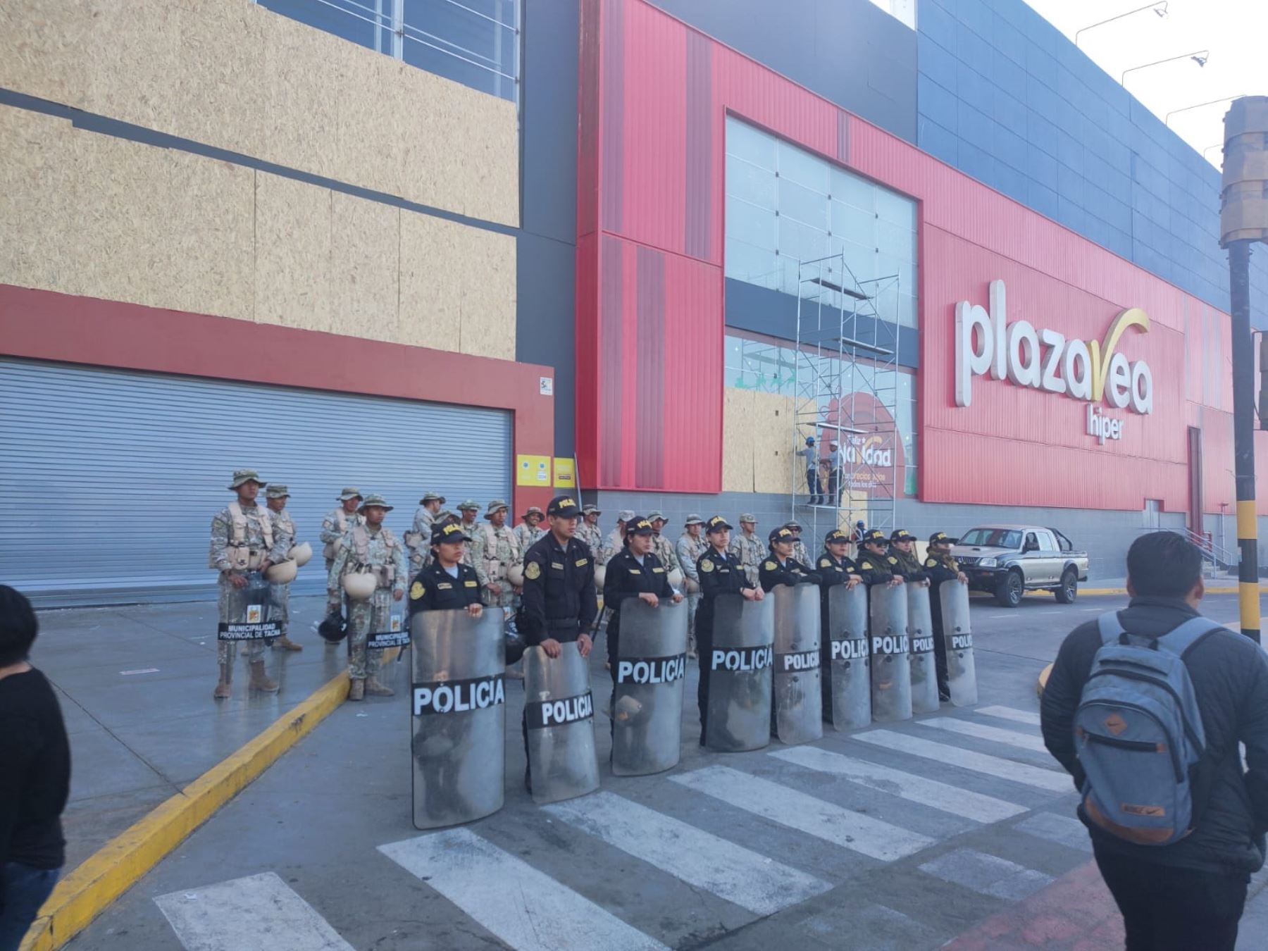 La Policía Nacional y el Ejército refuerzan la seguridad en establecimientos comerciales de Tacna al intensificarse las movilizaciones y bloqueo de vías en esta ciudad. Foto: Yudith Aguilar