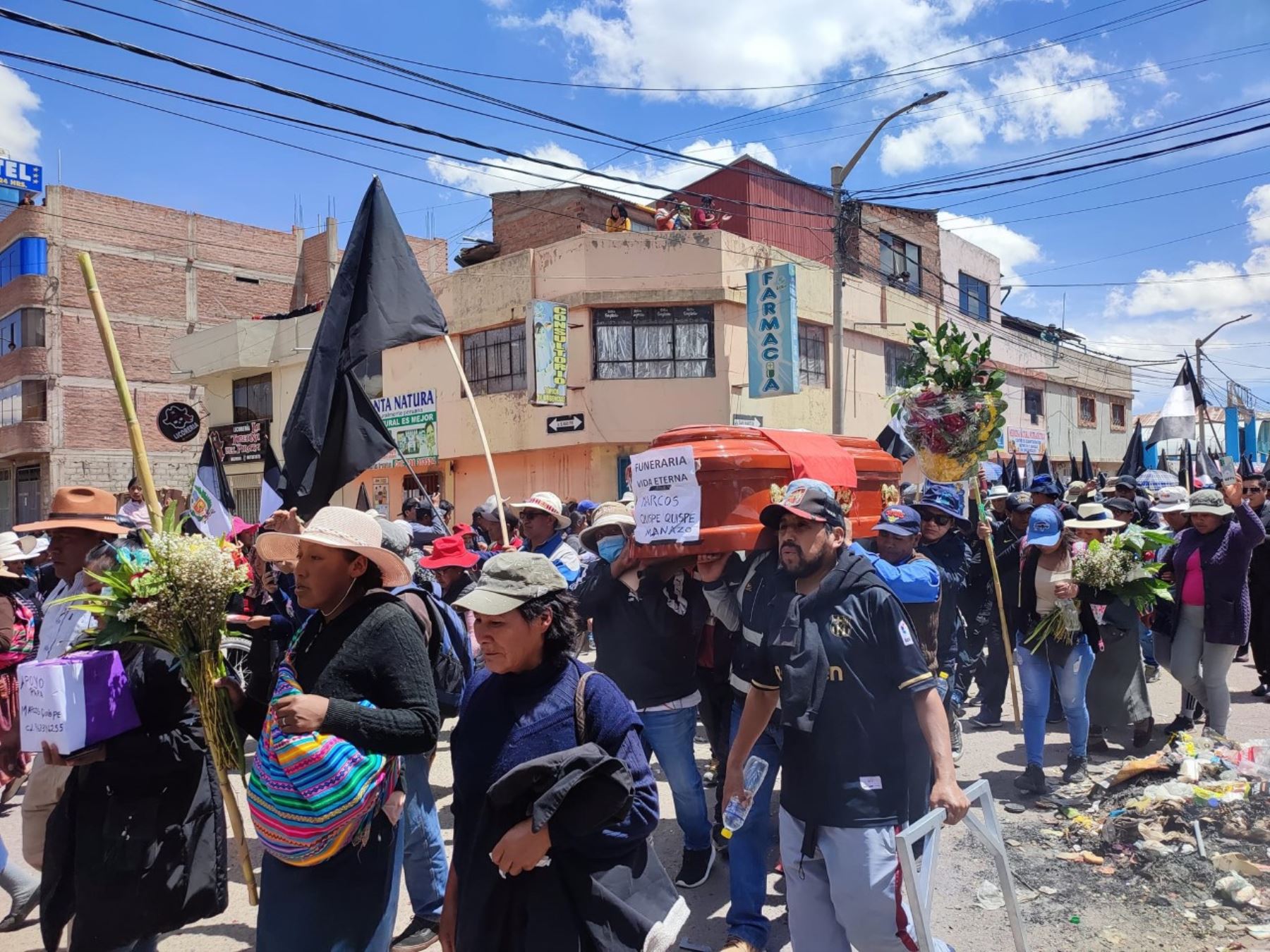 Pobladores de la ciudad de Juliaca participan de masiva movilización con féretros de los 17 fallecidos durante enfrentamientos. Foto: Juan Ccopa Balcona.