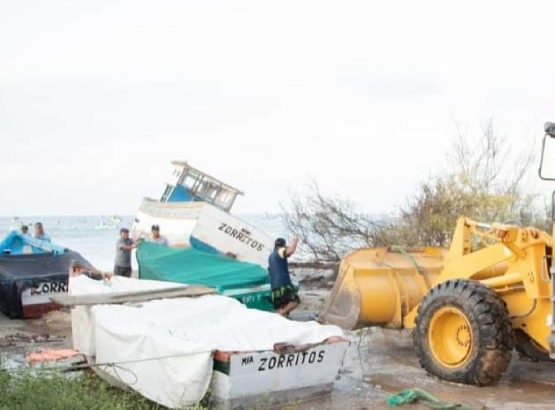 Fuertes oleajes provocaron el colapso de tres embarcaciones pesqueras artesanales en Tumbes.