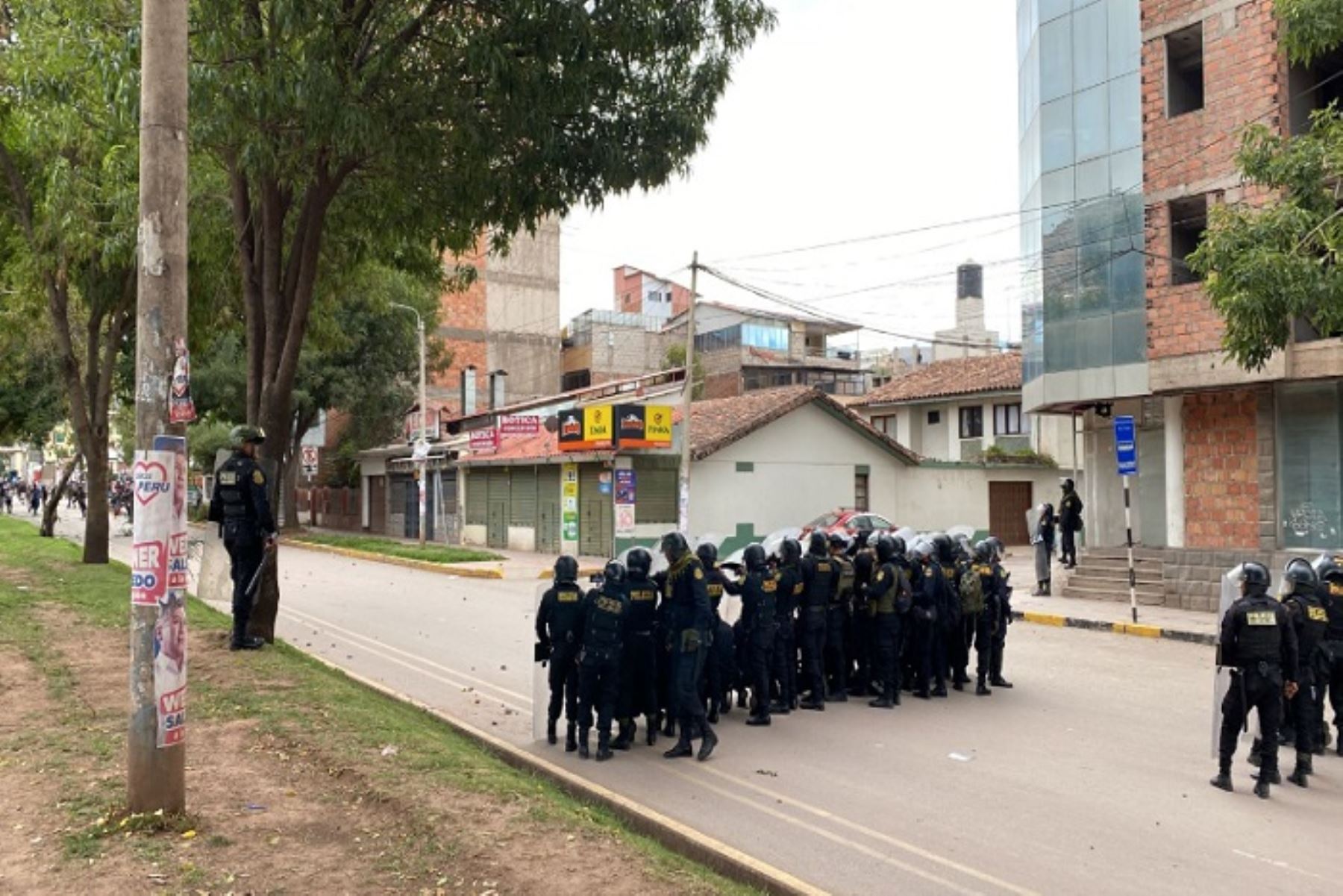 Un efectivo policial herido durante las manifestaciones violentas en el Cusco presenta traumatismo encéfalo craneano, informó la Policía Nacional.
