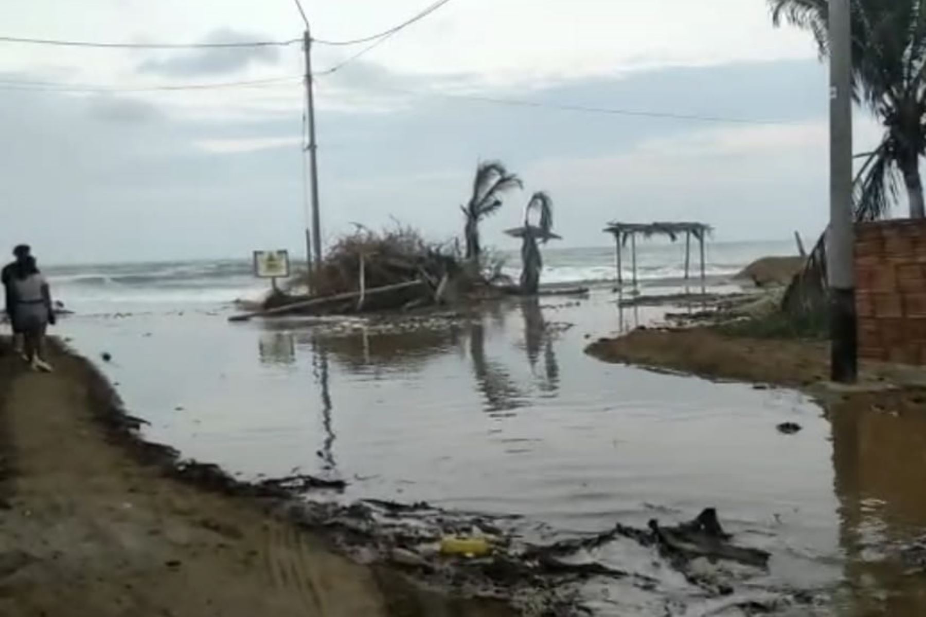 Fuertes oleajes provocaron el colapso de tres embarcaciones pesqueras artesanales en Tumbes. Foto: ANDINA/Difusión