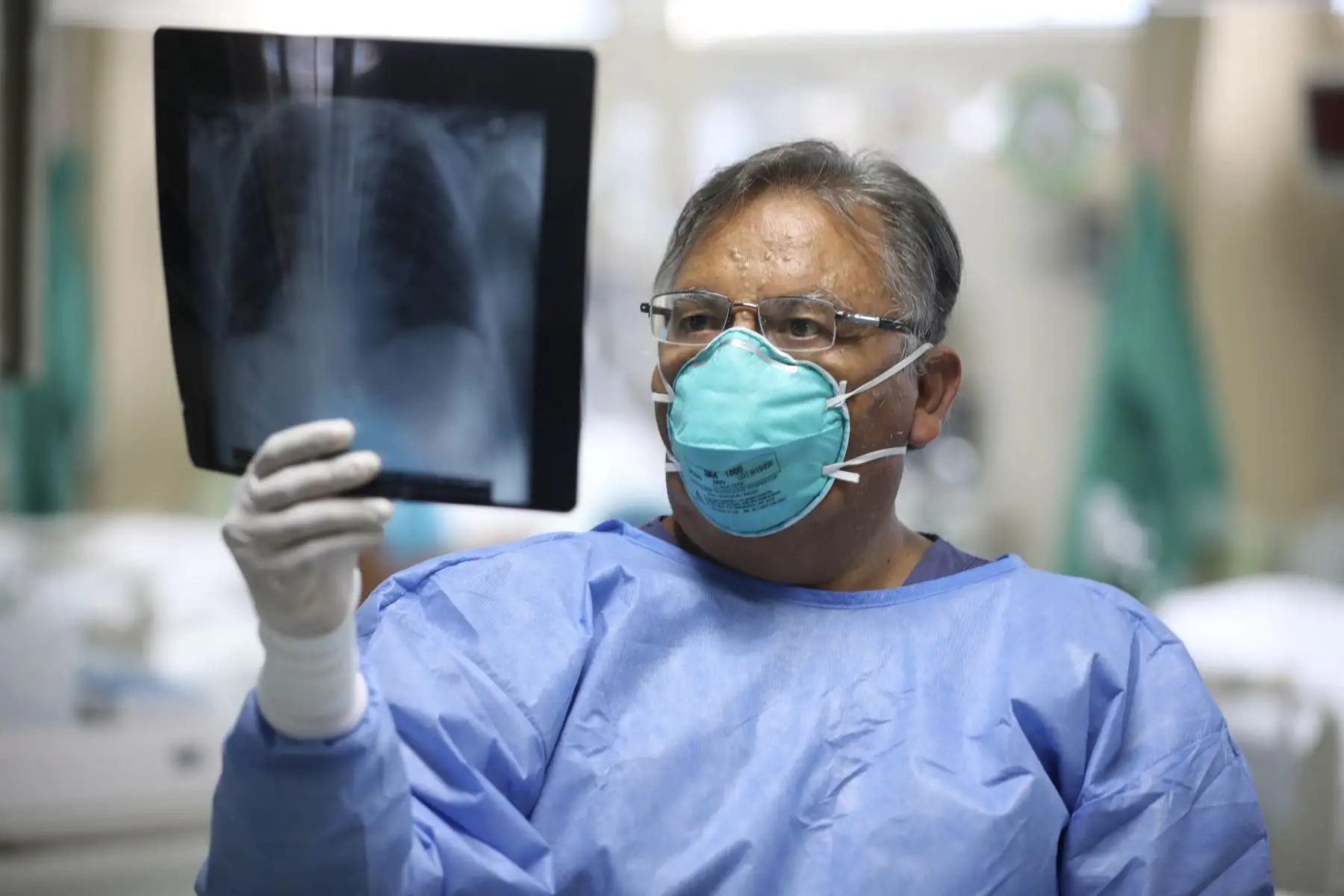 El doctor Eduardo Tapia, emergenciólogo de EsSalud, señaló que más de 13 000 pacientes fueron atendidos de manera adecuada por los médicos en el área de Trauma Shock. El especialista indicó que en el área de Emergencia se atiende a pacientes con patologías de riesgo, provenientes de Lima y del interior del país. Foto: ANDINA/EsSalud
Foto: ANDINA/EsSalud
