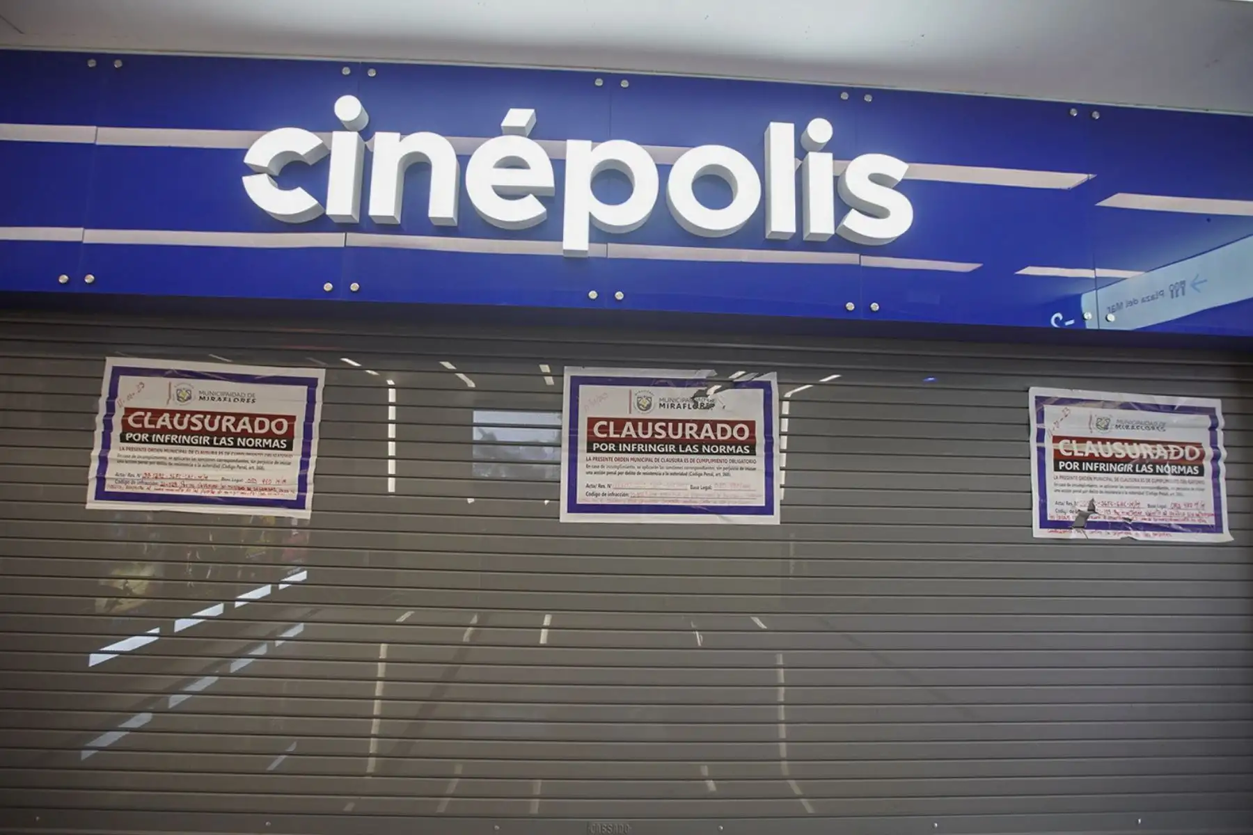 La medida preventiva estuvo a cargo de la Oficina de Defensa Civil y de la gerencia de Fiscalización de la comuna miraflorina, que también encontró deficiencias en las instalaciones de la sala Cinépolis.
Foto: Difusión
