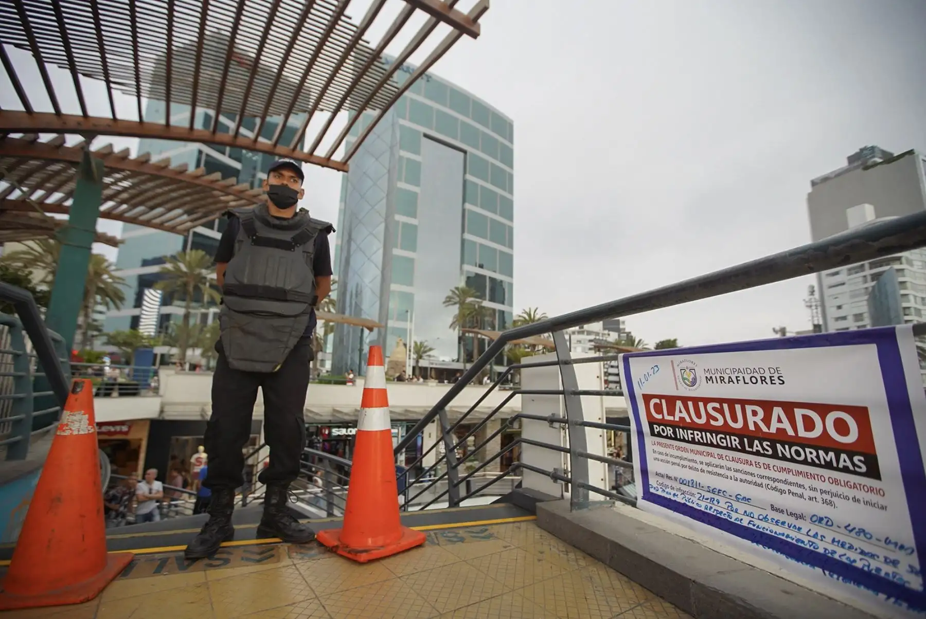 Producto de una inspección realizada a pedido de los vecinos, la oficina de Defensa Civil de la Municipalidad de Miraflores procedió a clausurar el centro comercial Larcomar por incumplir medidas de seguridad que ponen en riesgo la vida de los miles de visitantes que recibe.

Foto: Difusión