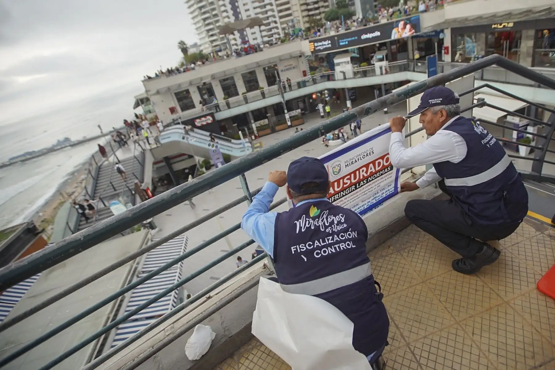 Miraflores clausura Larcomar por incumplir medidas de seguridad. Instalaciones ponen en riesgo la integridad de miles de visitantes que llegan diariamente al emblemático lugar.
Foto: Difusión