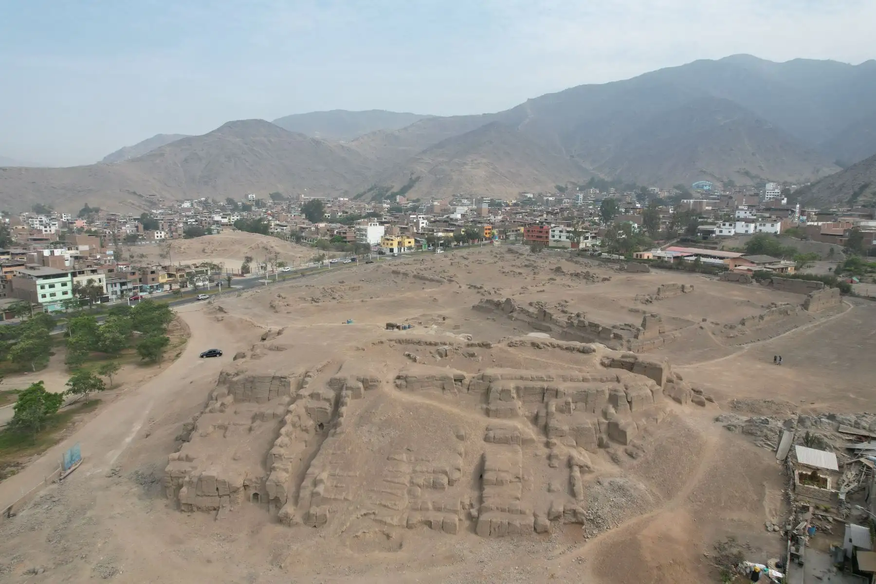 San Juan de Lurigancho comprende una importante cantidad de recintos arqueológicos que dan testimonio de los antiguos pueblos que se asentaron en esta zona de Lima. Uno de los más emblemáticos es el Complejo Arqueológico de Mangomarca, el cual es conocido también como Huaca Mangomarca o Templo Nuevo de Mangomarca. 

Foto: ANDINA/Ricardo Cuba