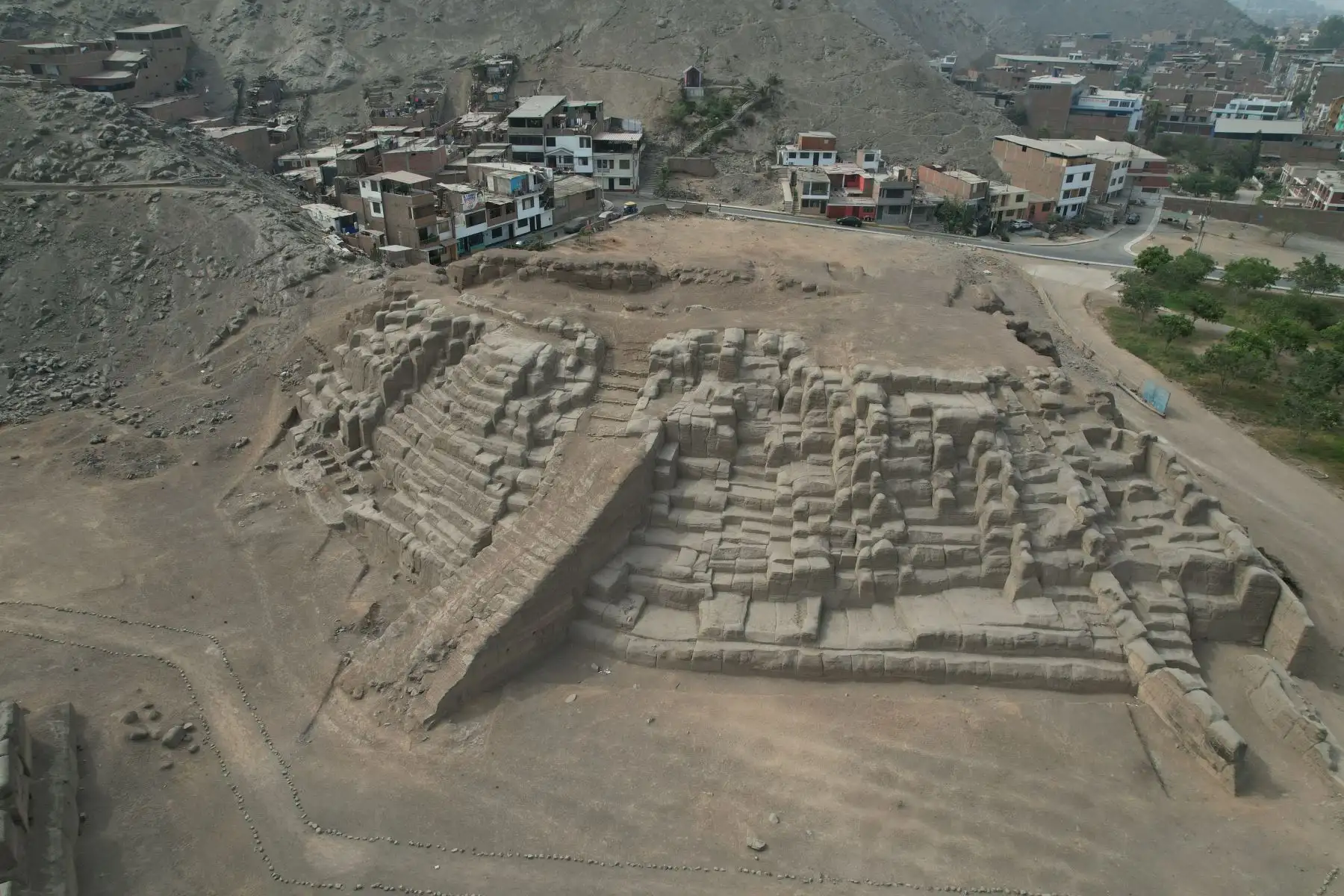 San Juan de Lurigancho comprende una importante cantidad de recintos arqueológicos que dan testimonio de los antiguos pueblos que se asentaron en esta zona de Lima. Uno de los más emblemáticos es el Complejo Arqueológico de Mangomarca, el cual es conocido también como Huaca Mangomarca o Templo Nuevo de Mangomarca. 
Foto: ANDINA/Ricardo Cuba San Juan de Lurigancho comprende una importante cantidad de recintos arqueológicos que dan testimonio de los antiguos pueblos que se asentaron en esta zona de Lima. Uno de los más emblemáticos es el Complejo Arqueológico de Mangomarca, el cual es conocido también como Huaca Mangomarca o Templo Nuevo de Mangomarca. 
Foto: ANDINA/Ricardo Cuba