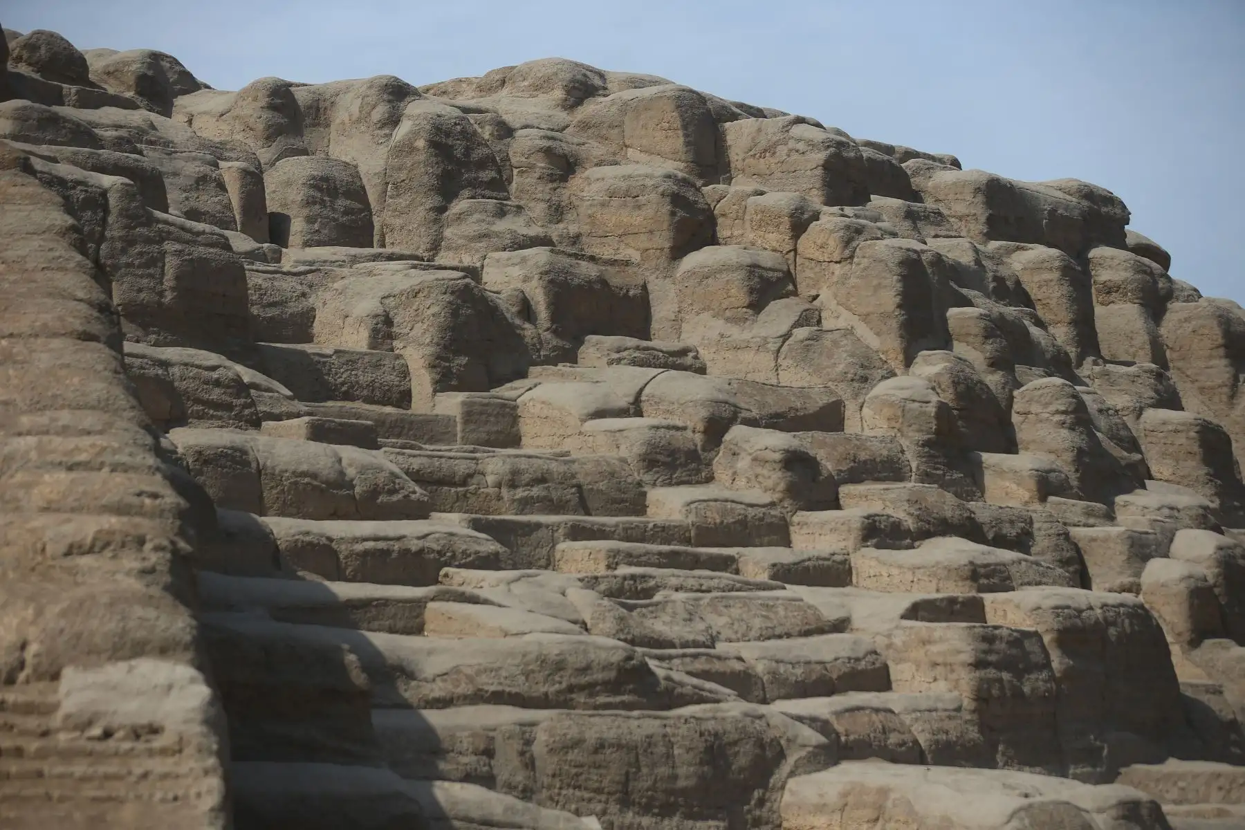 San Juan de Lurigancho comprende una importante cantidad de recintos arqueológicos que dan testimonio de los antiguos pueblos que se asentaron en esta zona de Lima. Uno de los más emblemáticos es el Complejo Arqueológico de Mangomarca, el cual es conocido también como Huaca Mangomarca o Templo Nuevo de Mangomarca. 
Foto: ANDINA/Ricardo Cuba San Juan de Lurigancho comprende una importante cantidad de recintos arqueológicos que dan testimonio de los antiguos pueblos que se asentaron en esta zona de Lima. Uno de los más emblemáticos es el Complejo Arqueológico de Mangomarca, el cual es conocido también como Huaca Mangomarca o Templo Nuevo de Mangomarca. 
Foto: ANDINA/Ricardo Cuba