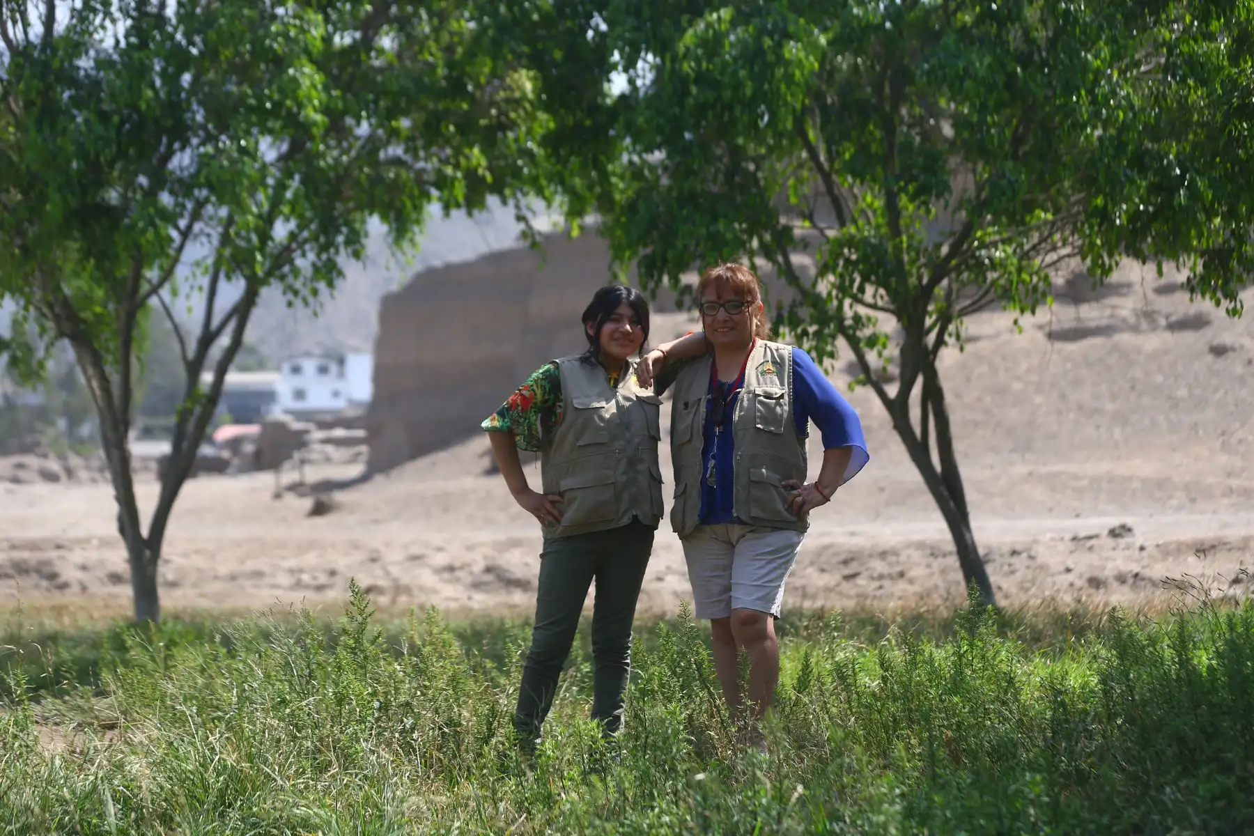 Profesora Sarita Cristóbal, presidente del Codepacma (Comité de Defensa del Patrimonio Cultural y Natural de Mangomarca) y su hija en la Huaca de Mangomarca de San Juan de Lurigancho
Foto: ANDINA/Ricardo Cuba Profesora Sarita Cristóbal, presidente del Codepacma (Comité de Defensa del Patrimonio Cultural y Natural de Mangomarca) y su hija en la Huaca de Mangomarca de San Juan de Lurigancho
Foto: ANDINA/Ricardo Cuba
