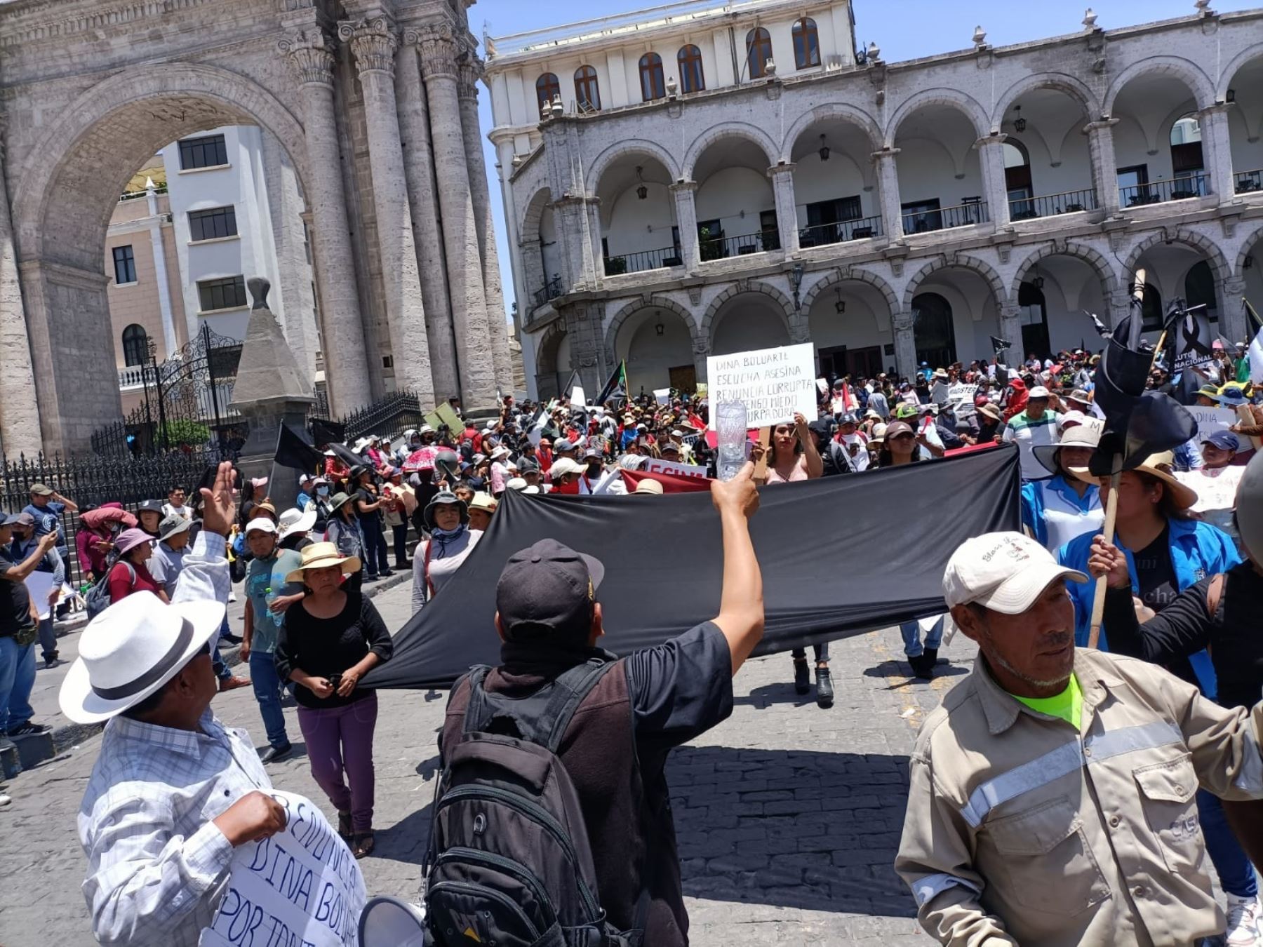 Manifestantes se congregan en la plaza de Armas de Arequipa portando banderas negras para protestar contra el Gobierno y el Congreso de la República. Foto: Rocío Méndez.