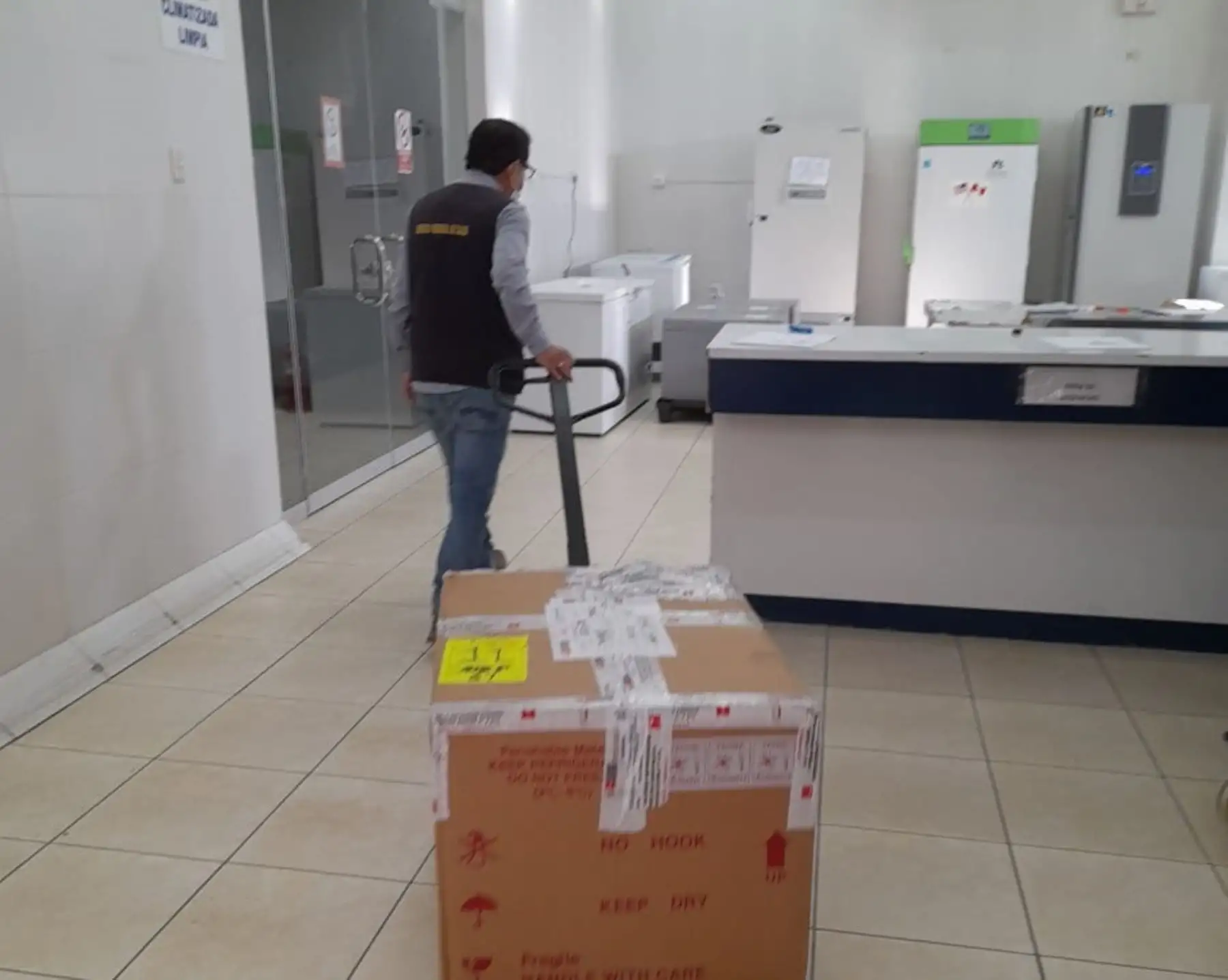 El personal de Salud de Arequipa será el primer grupo en recibir la vacuna bivalente contra el covid-19 que esta mañana arribó a esta región. ANDINA/Difusión