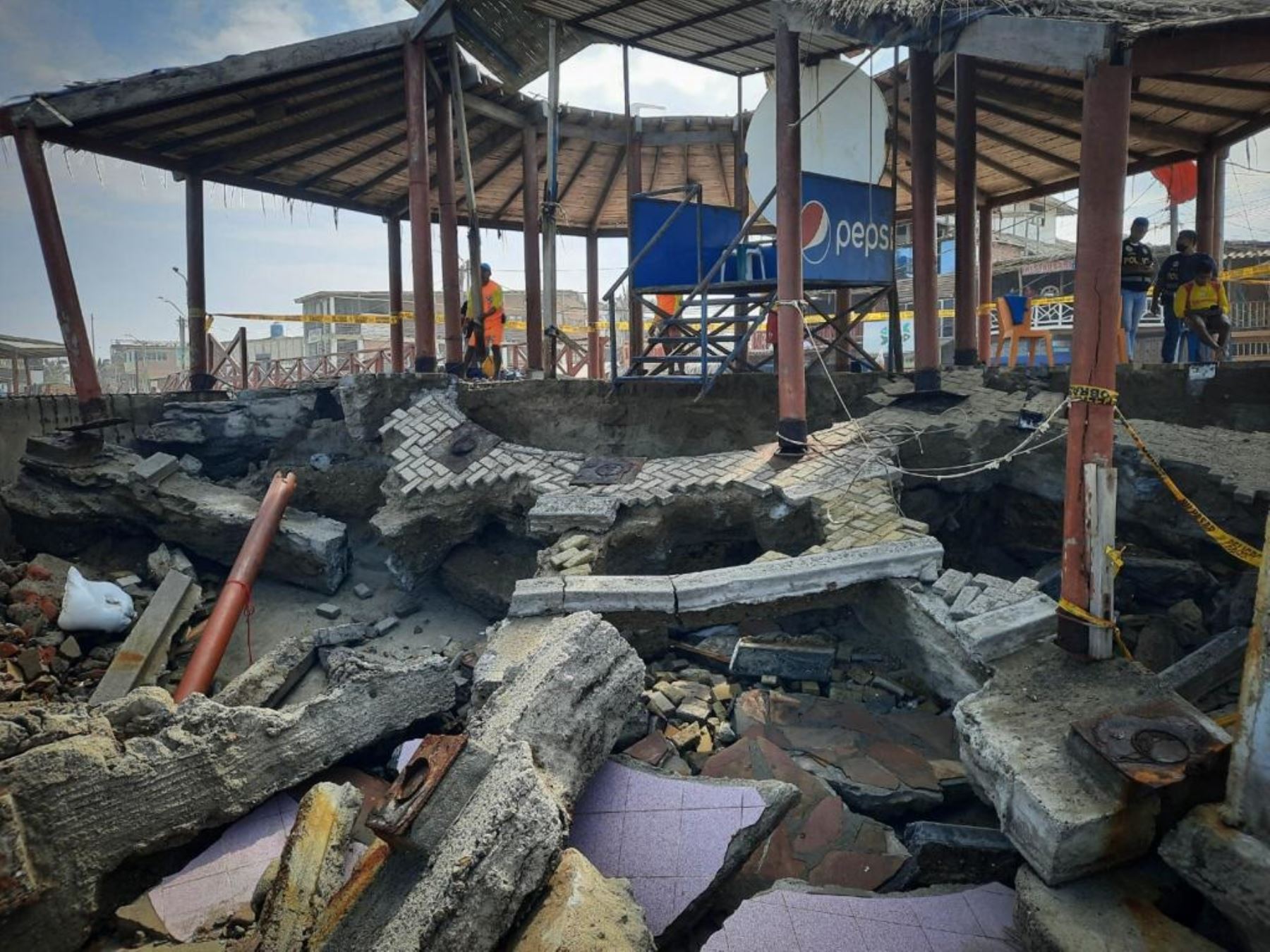Máncora es el balneario más afectado por los fuertes oleajes que se registran en el litoral peruano. Las olas causaron daños en diversos establecimientos comerciales de este distrito ubicado en Piura.