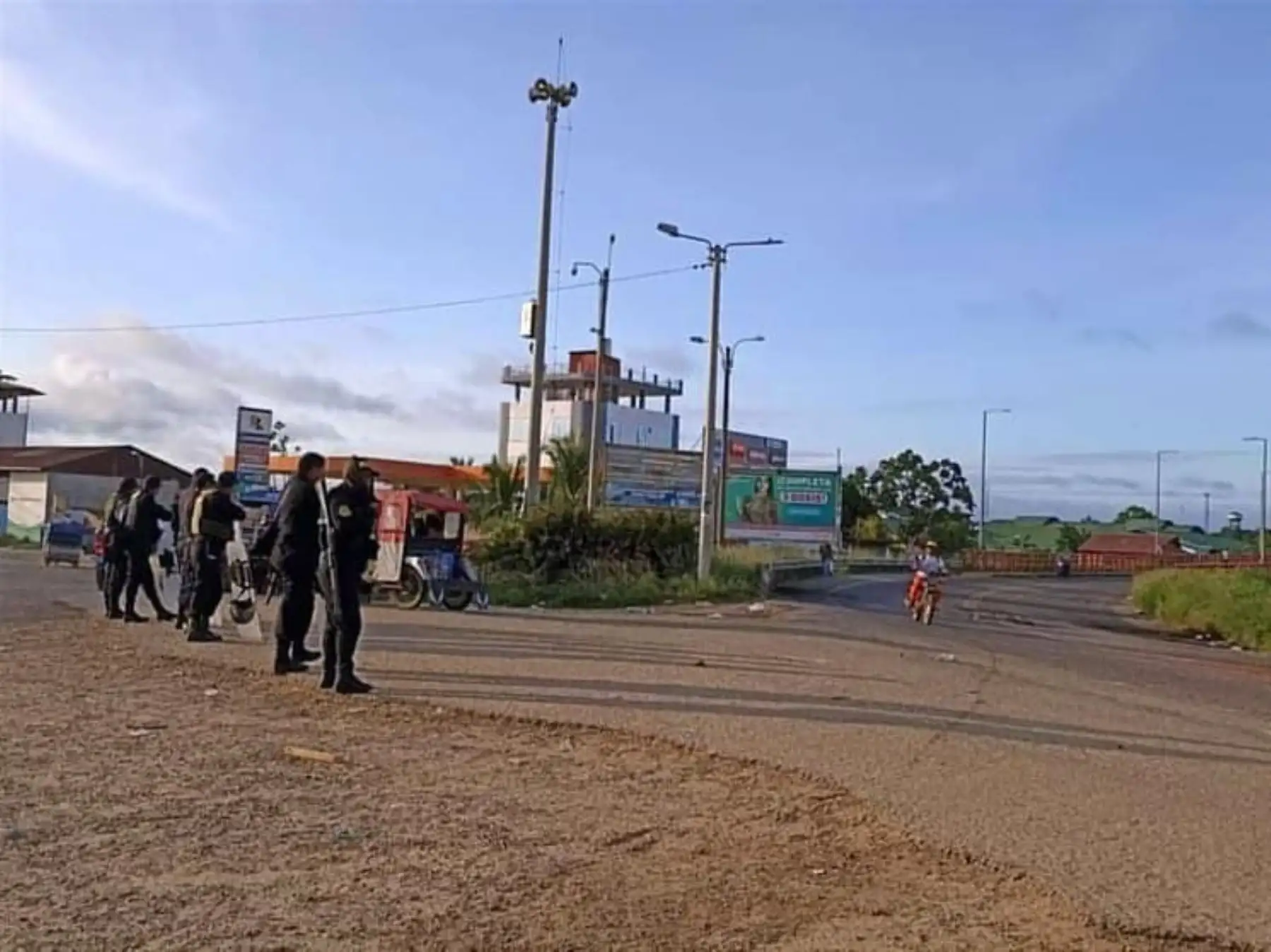 La Policía Nacional retomó el control en el puente Billinghurst, en Madre de Dios, que se encontraba bloqueado por manifestantes. Foto: cortesía Tiempo Real en la Noticia/Facebook.