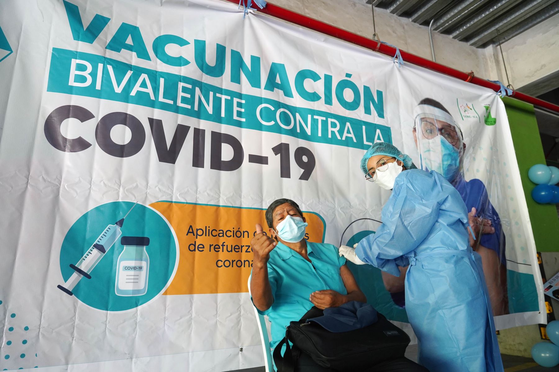 Ica inmuniza al personal de salud de esa región contra el covid-19 con la dosis de la vacuna bivalente. Foto: Genry Bautista.