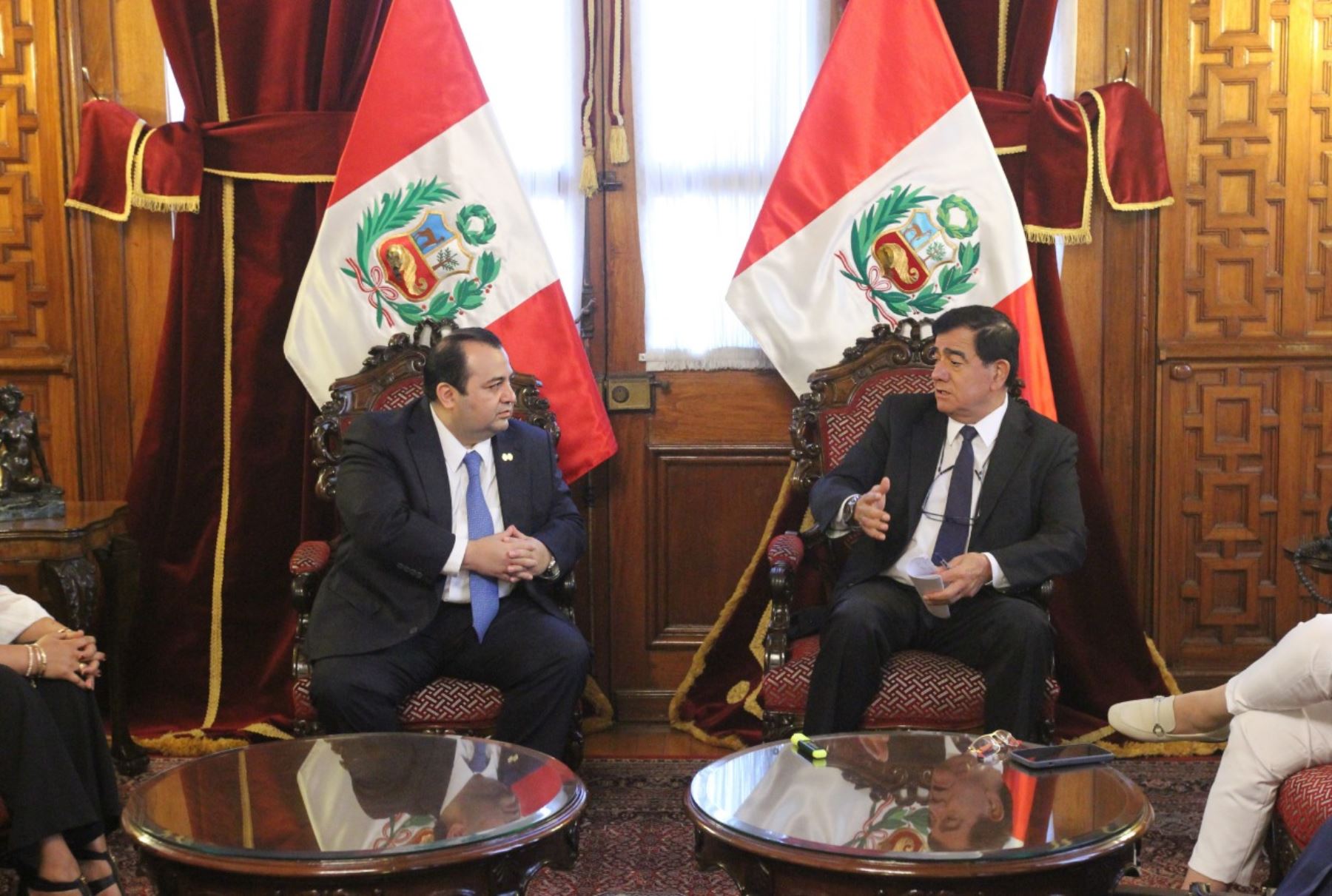 El presidente del Congreso, José Williams, y miembros de la mesa directiva se reunieron esta mañana con la delegación de la Comisión Interamericana de Derechos Humanos (CIDH) que realizan una visita oficial al Perú.