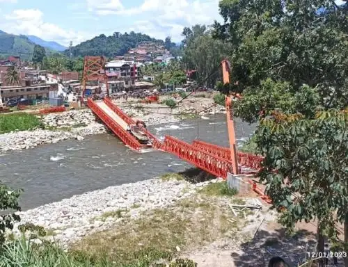 El colapso del puente Yanango que estaba instalado sobre el río Satipo, en la selva de Junín, dejó un trabajador herido de gravedad. Foto: Jacob Reyes