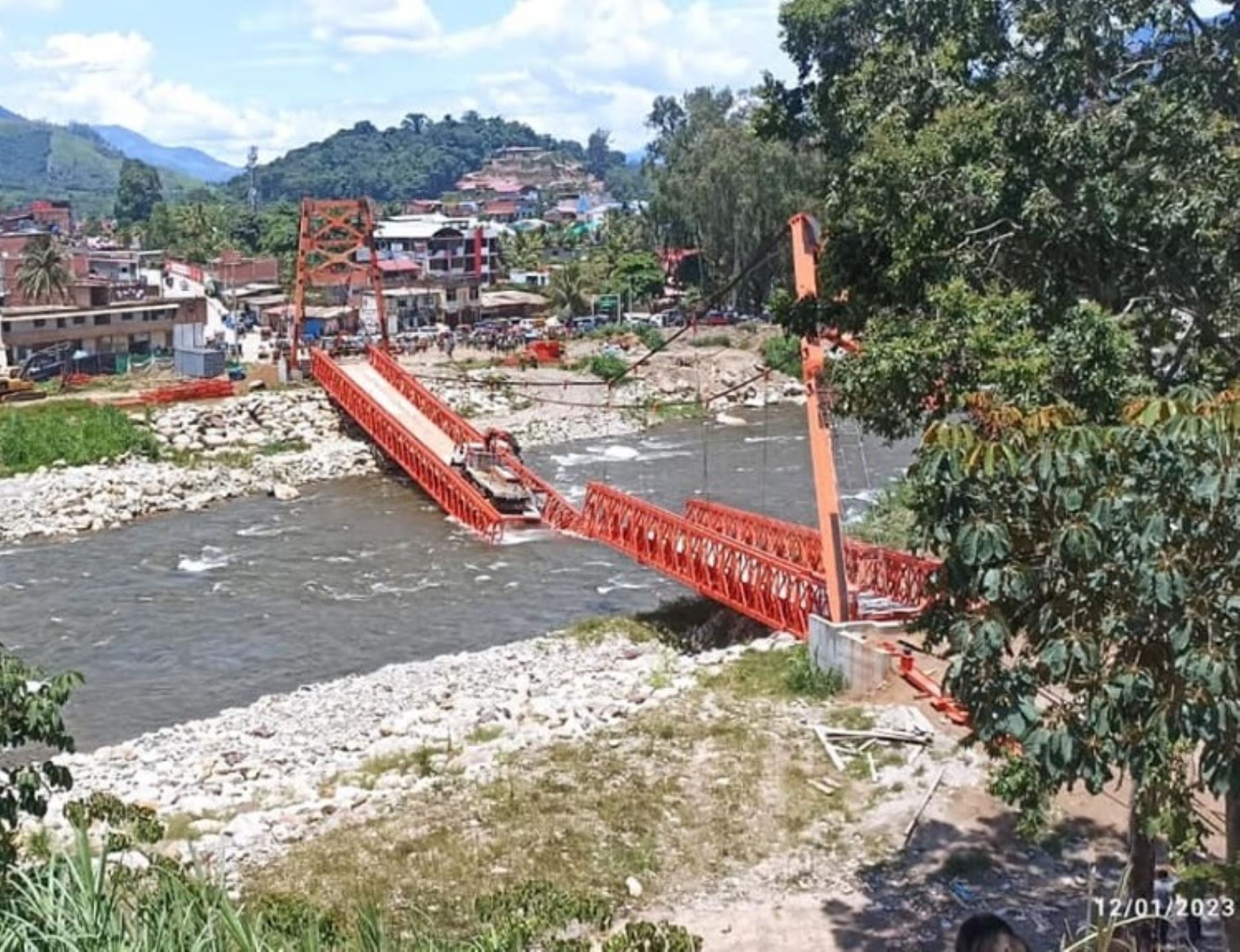 El colapso del puente Yanango que estaba instalado sobre el río Satipo, en la selva de Junín, dejó un trabajador herido de gravedad. Foto: Jacob Reyes