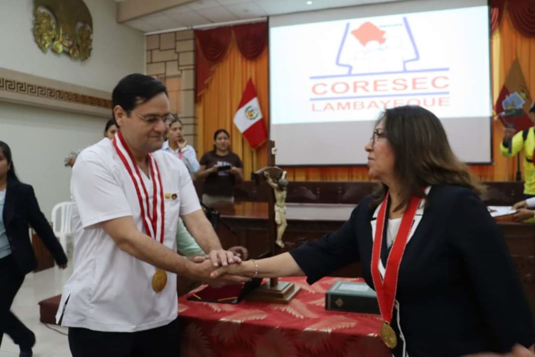 El gobernador regional de Lambayeque, Jorge Pérez, juramentó a los miembros del Coresec y anunció medidas para mejorar la seguridad ciudadana en esa región.