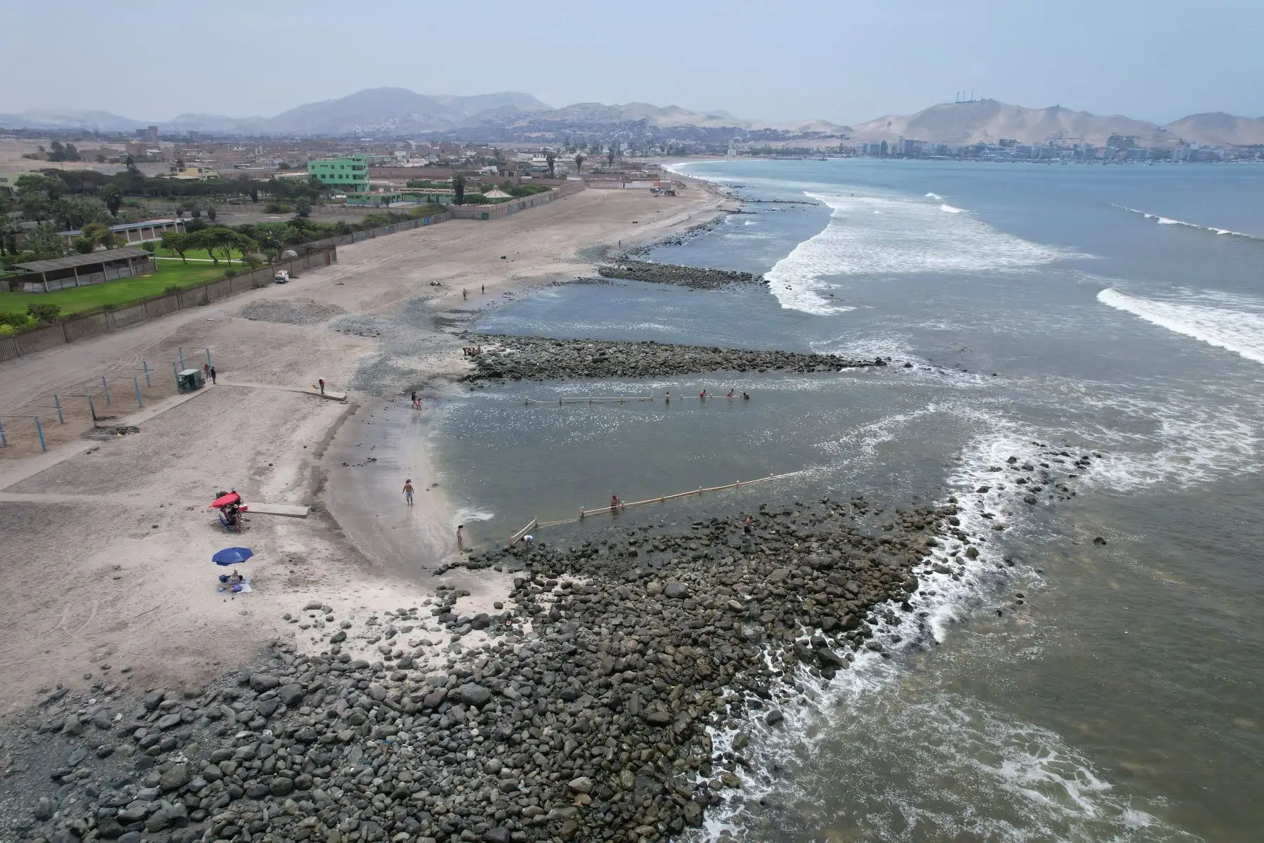 Balneario de Ancón tras el derrame de petróleo producido por la refinería La Pampilla que es operada por Repsol.  Foto: ANDINA/Ricardo Cuba.
