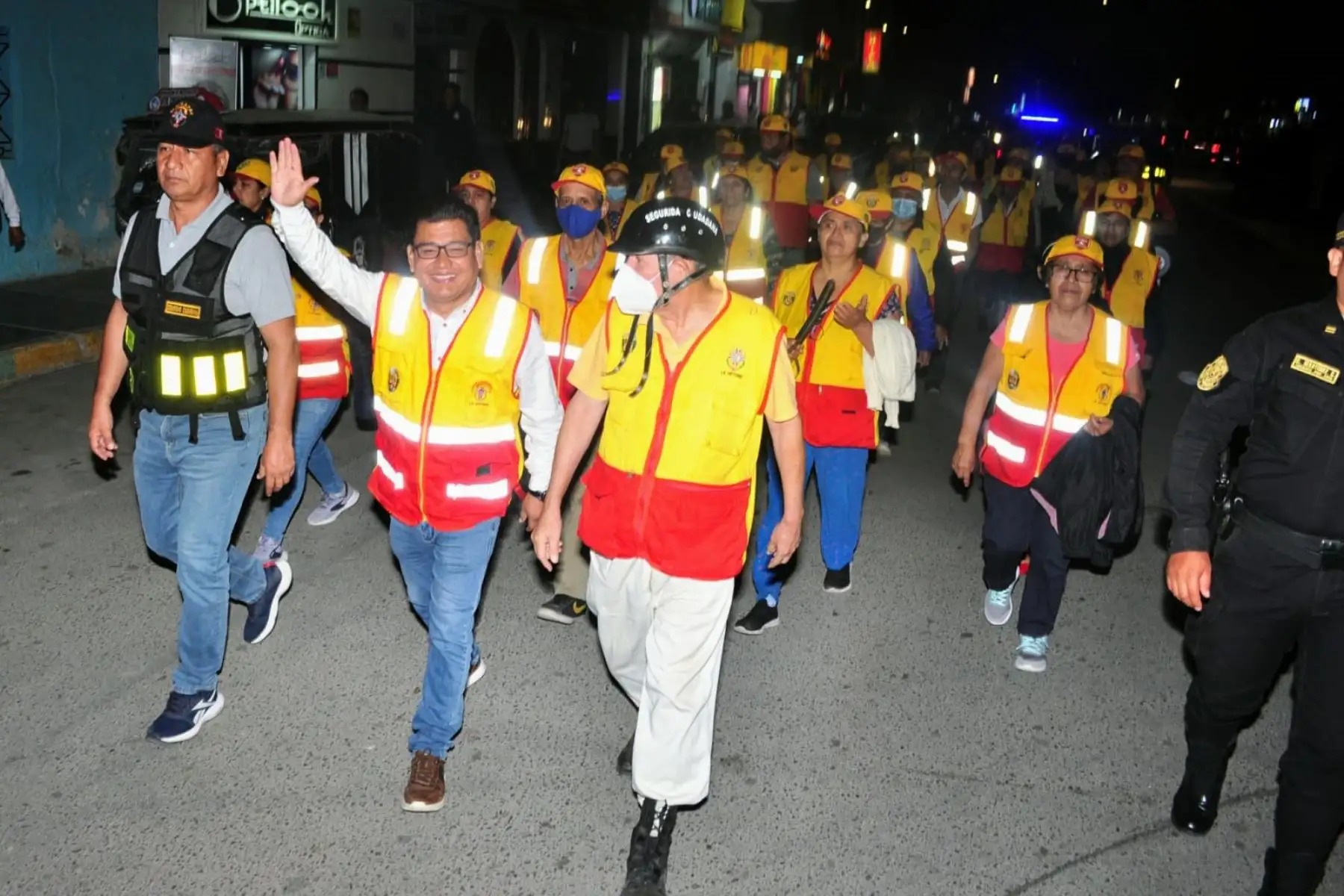 El alcalde distrital de La Victoria, Edwin Vásquez Sánchez, lideró un patrullaje integrado nocturno en localidad.