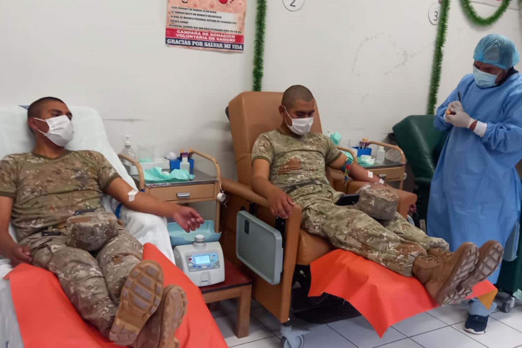 Cuarenta efectivos militares de la Quinta Brigada de Montaña donaron sangre para los heridos de las protestas en Cusco. Foto: Mindef