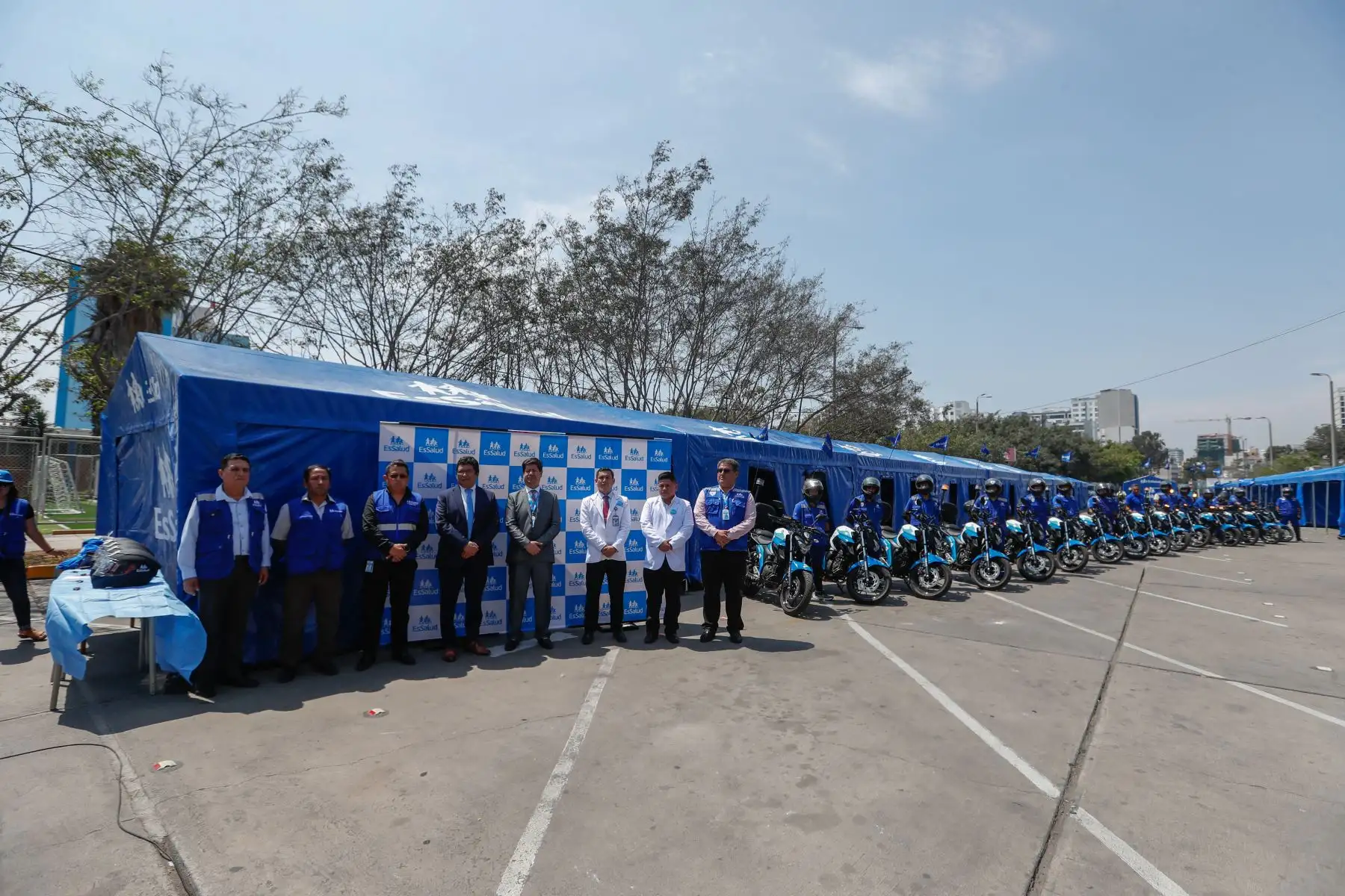 El Seguro Social de Salud (EsSalud) entregó 20 motoambulancias para urgencias y emergencias en las redes asistenciales de Madre de Dios, Amazonas, Ucayali y Loreto. Además, se hará entrega de 40 nuevas carpas que servirán de módulos del Hospital Perú, centros de asistencia itinerante que llegan a las zonas altoandinas, amazónicas y urbano marginales del país para brindar atención.
Foto:ANDINA/Carla Patiño