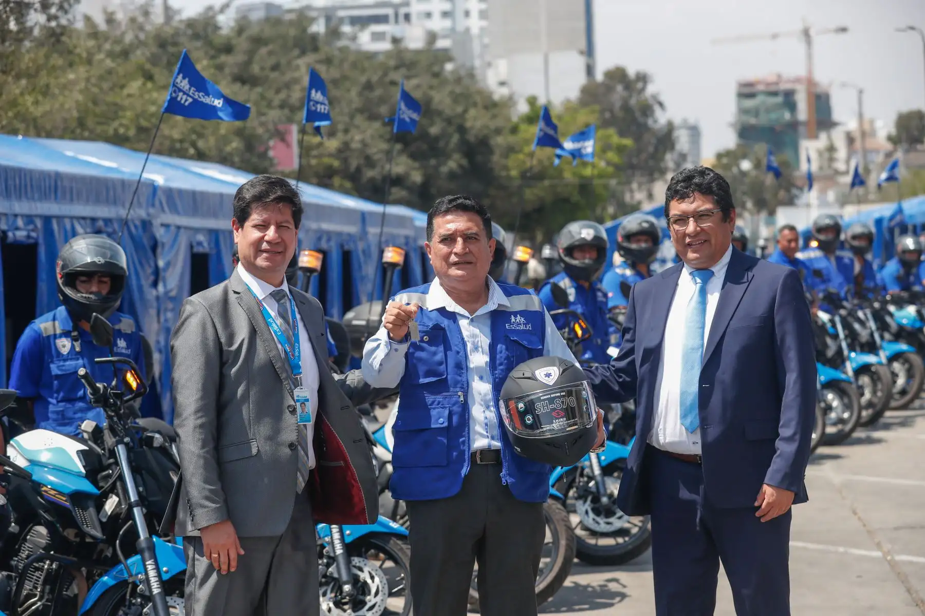 El Seguro Social de Salud (EsSalud) entregó 20 motoambulancias para urgencias y emergencias en las redes asistenciales de Madre de Dios, Amazonas, Ucayali y Loreto. Además, se hará entrega de 40 nuevas carpas que servirán de módulos del Hospital Perú, centros de asistencia itinerante que llegan a las zonas altoandinas, amazónicas y urbano marginales del país para brindar atención.
Foto:ANDINA/Carla Patiño