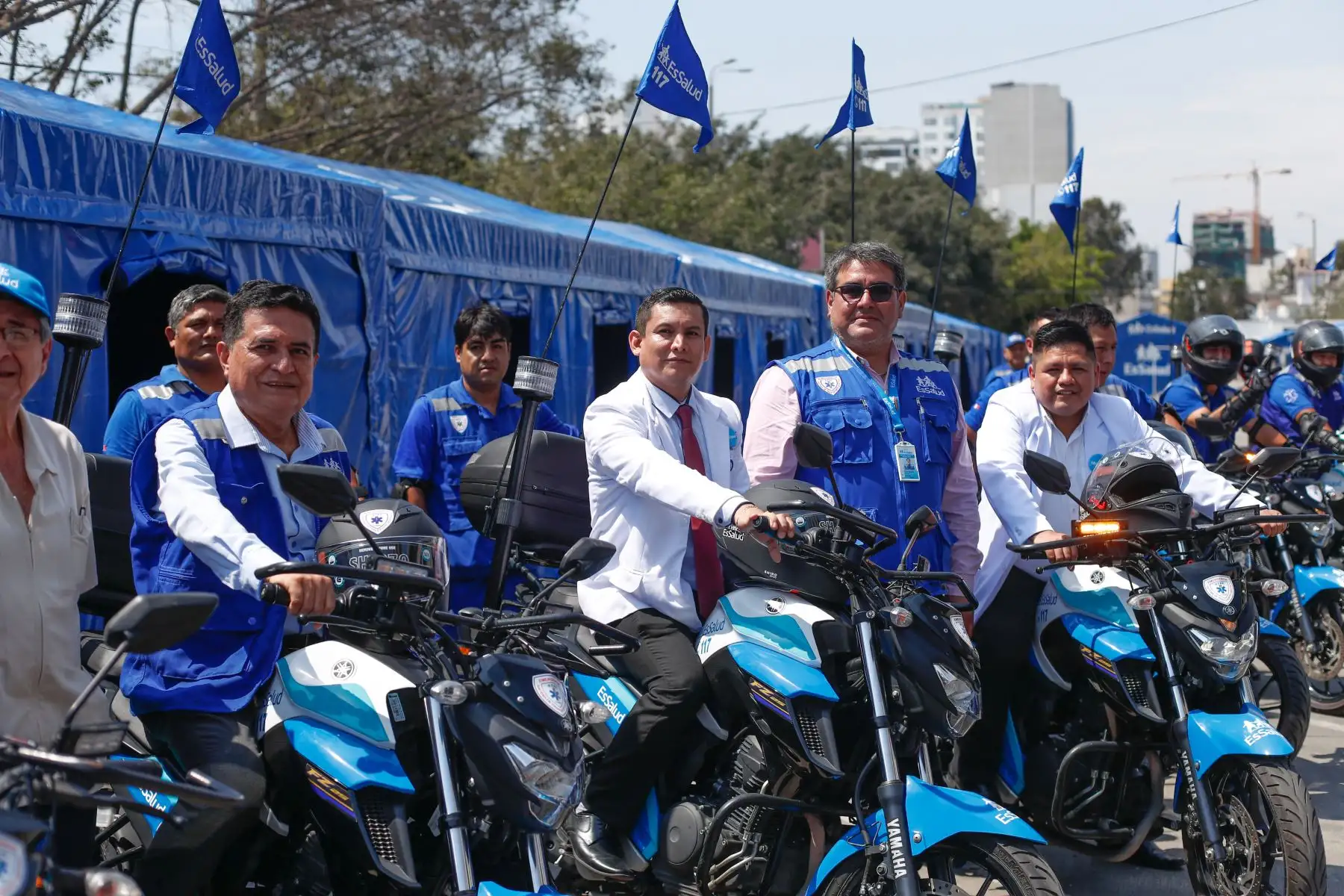 El Seguro Social de Salud (EsSalud) entregó 20 motoambulancias para urgencias y emergencias en las redes asistenciales de Madre de Dios, Amazonas, Ucayali y Loreto. Además, se hará entrega de 40 nuevas carpas que servirán de módulos del Hospital Perú, centros de asistencia itinerante que llegan a las zonas altoandinas, amazónicas y urbano marginales del país para brindar atención.
Foto:ANDINA/Carla Patiño