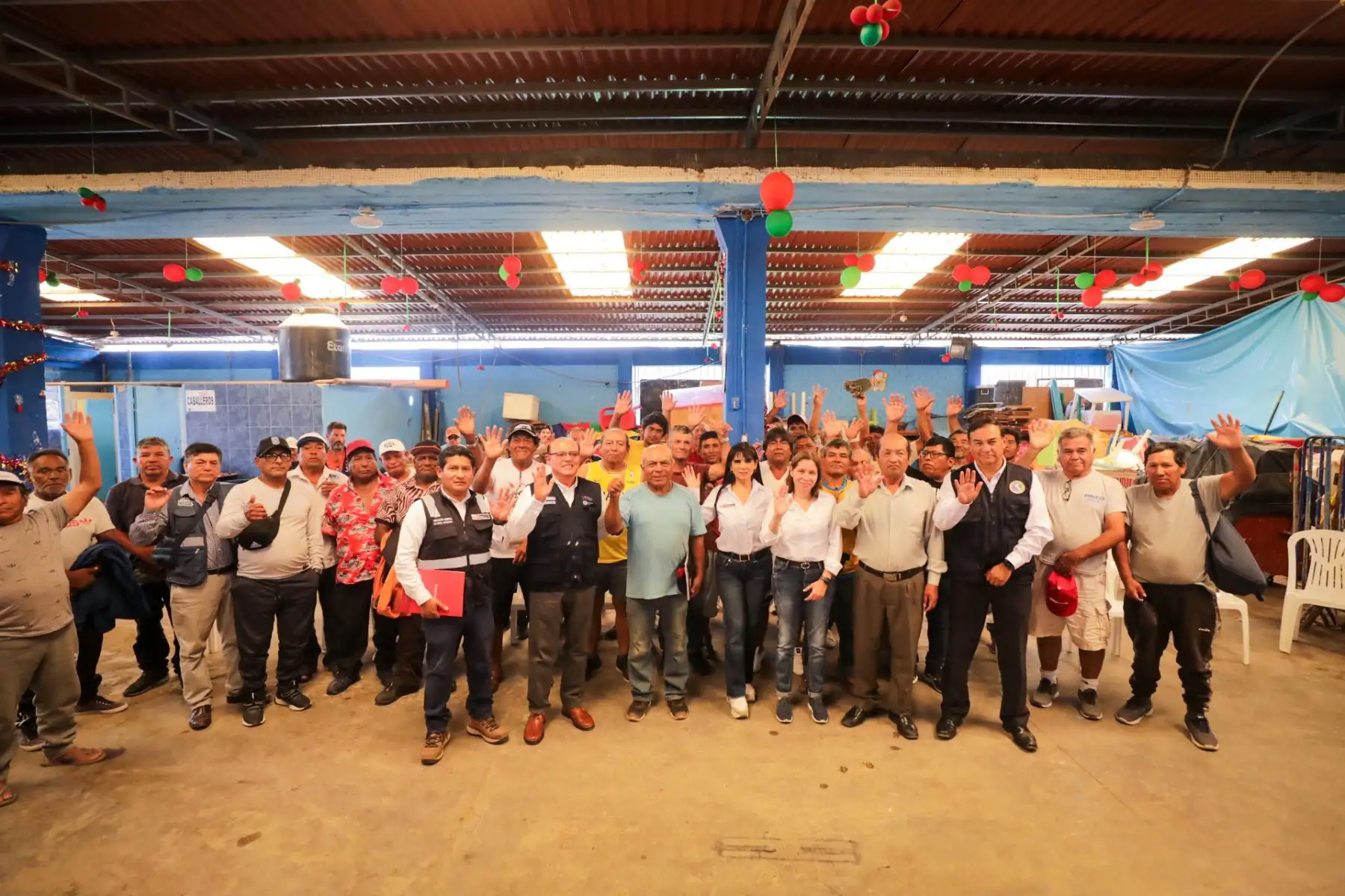 La ministra de la Producción, Sandra Belaunde, y la viceministra de Pesca y Acuicultura, Desilú León, acudieron esta mañana al muelle de Chorrillos para sostener una reunión con representantes de la “Asociación José Silverio Olaya Balandra”, integrada por pescadores artesanales de esa emblemática caleta.
Foto:ANDINA/Produce
