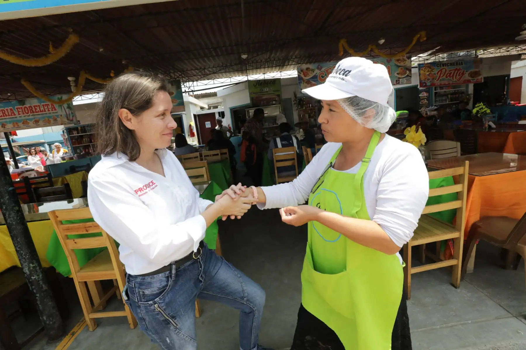 La ministra de la Producción, Sandra Belaunde, y la viceministra de Pesca y Acuicultura, Desilú León, acudieron esta mañana al muelle de Chorrillos para sostener una reunión con representantes de la “Asociación José Silverio Olaya Balandra”, integrada por pescadores artesanales de esa emblemática caleta.
Foto:ANDINA/Produce