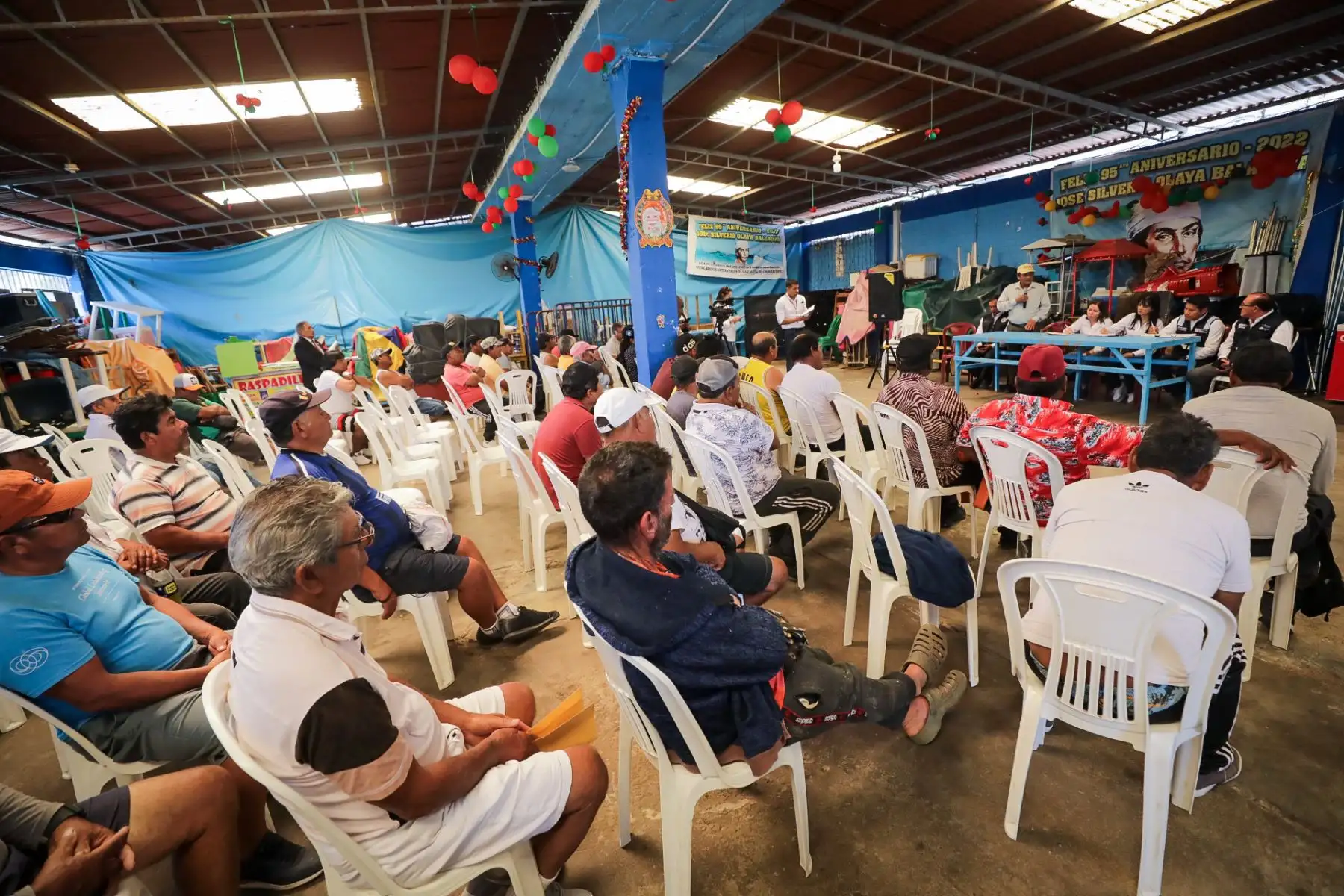 La ministra de la Producción, Sandra Belaunde, y la viceministra de Pesca y Acuicultura, Desilú León, acudieron esta mañana al muelle de Chorrillos para sostener una reunión con representantes de la “Asociación José Silverio Olaya Balandra”, integrada por pescadores artesanales de esa emblemática caleta.
Foto:ANDINA/Produce