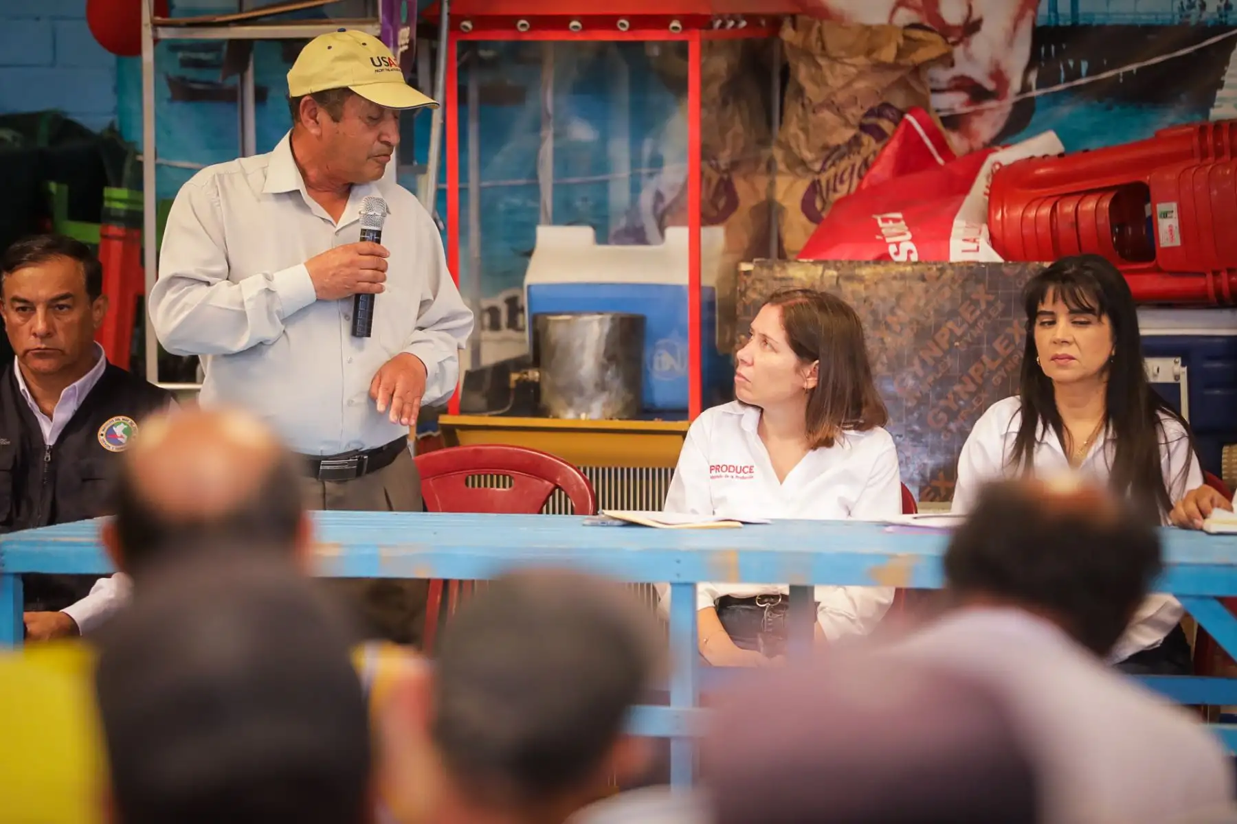 La ministra de la Producción, Sandra Belaunde, y la viceministra de Pesca y Acuicultura, Desilú León, acudieron esta mañana al muelle de Chorrillos para sostener una reunión con representantes de la “Asociación José Silverio Olaya Balandra”, integrada por pescadores artesanales de esa emblemática caleta.
Foto:ANDINA/Produce