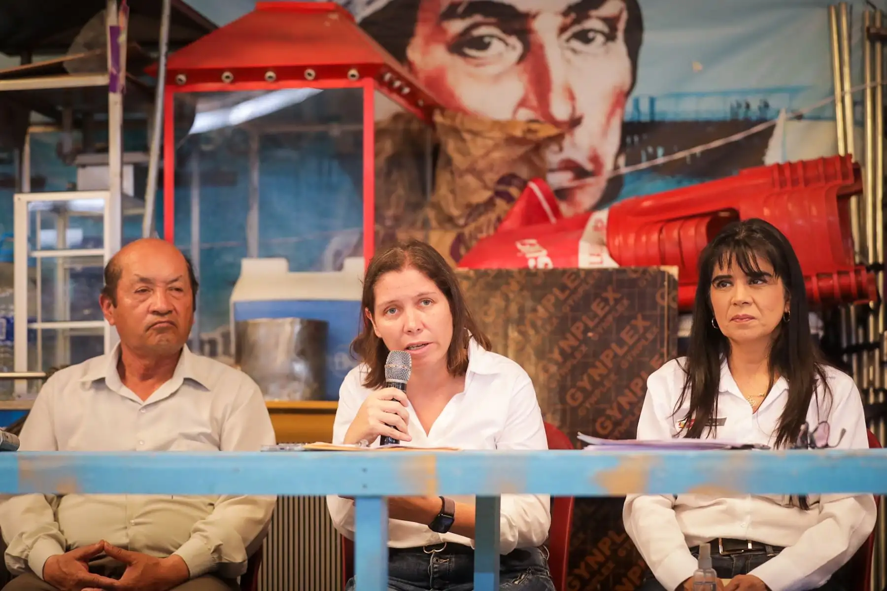 La ministra de la Producción, Sandra Belaunde, y la viceministra de Pesca y Acuicultura, Desilú León, acudieron esta mañana al muelle de Chorrillos para sostener una reunión con representantes de la “Asociación José Silverio Olaya Balandra”, integrada por pescadores artesanales de esa emblemática caleta.
Foto:ANDINA/Produce