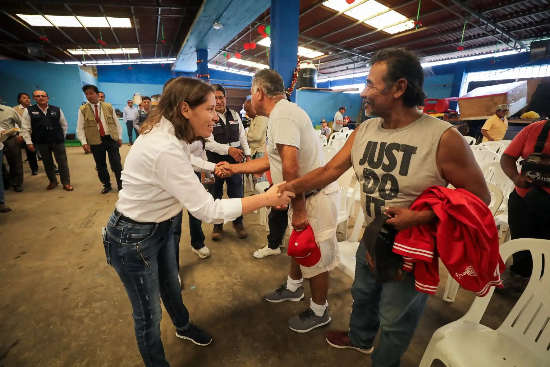 La ministra de la Producción, Sandra Belaunde, y la viceministra de Pesca y Acuicultura, Desilú León, acudieron esta mañana al muelle de Chorrillos para sostener una reunión con representantes de la “Asociación José Silverio Olaya Balandra”, integrada por pescadores artesanales de esa emblemática caleta.
Foto:ANDINA/Produce